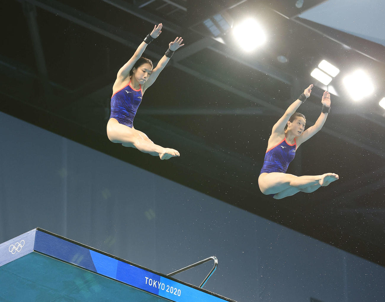 女子シンクロ高飛び込み決勝、2本目の演技を行う荒井（左）と板橋（撮影・河野匠）