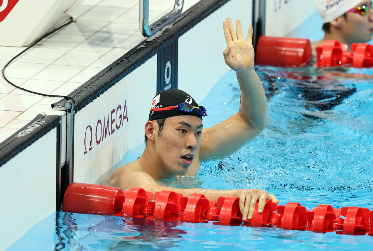 男子200メートルバタフライ準決勝　ゴールして関係者に手を振る本多（撮影・パオロ　ヌッチ）
