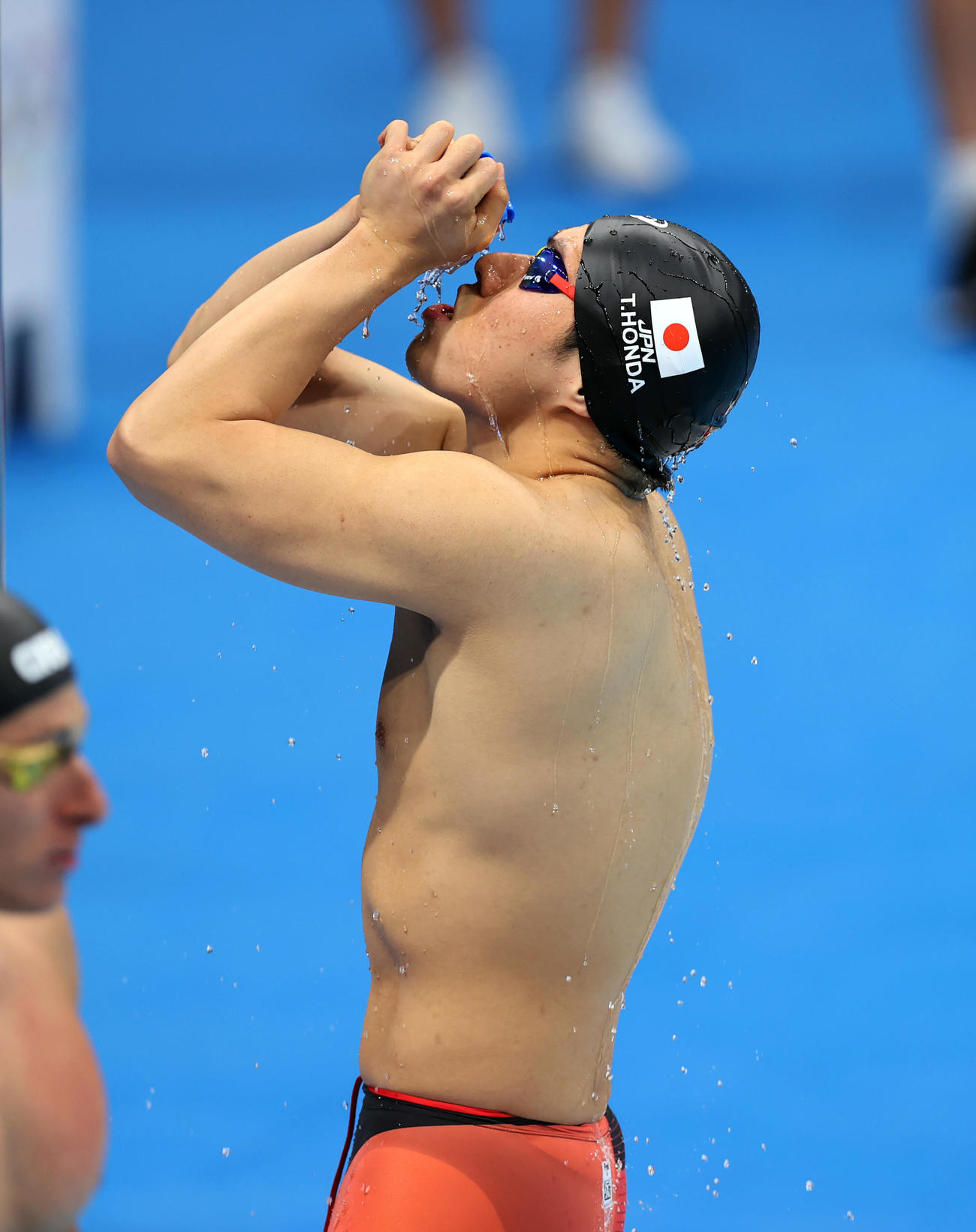 男子200メートルバタフライ準決勝　レース前に水を体にかける本多（撮影・パオロ　ヌッチ）