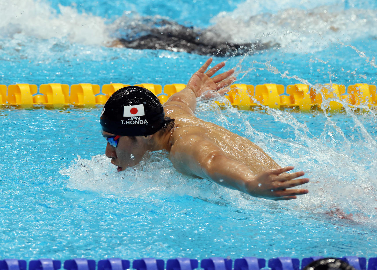 男子200メートルバタフライ準決勝　力泳する本多（撮影・パオロ　ヌッチ）