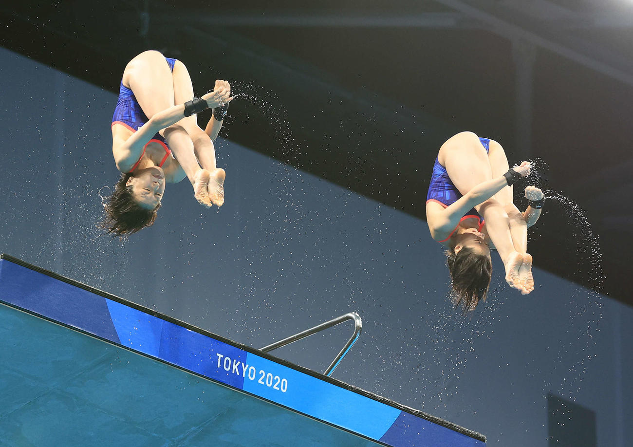 女子シンクロ高飛び込み決勝、3本目の演技を行う荒井（左）と板橋（撮影・河野匠）