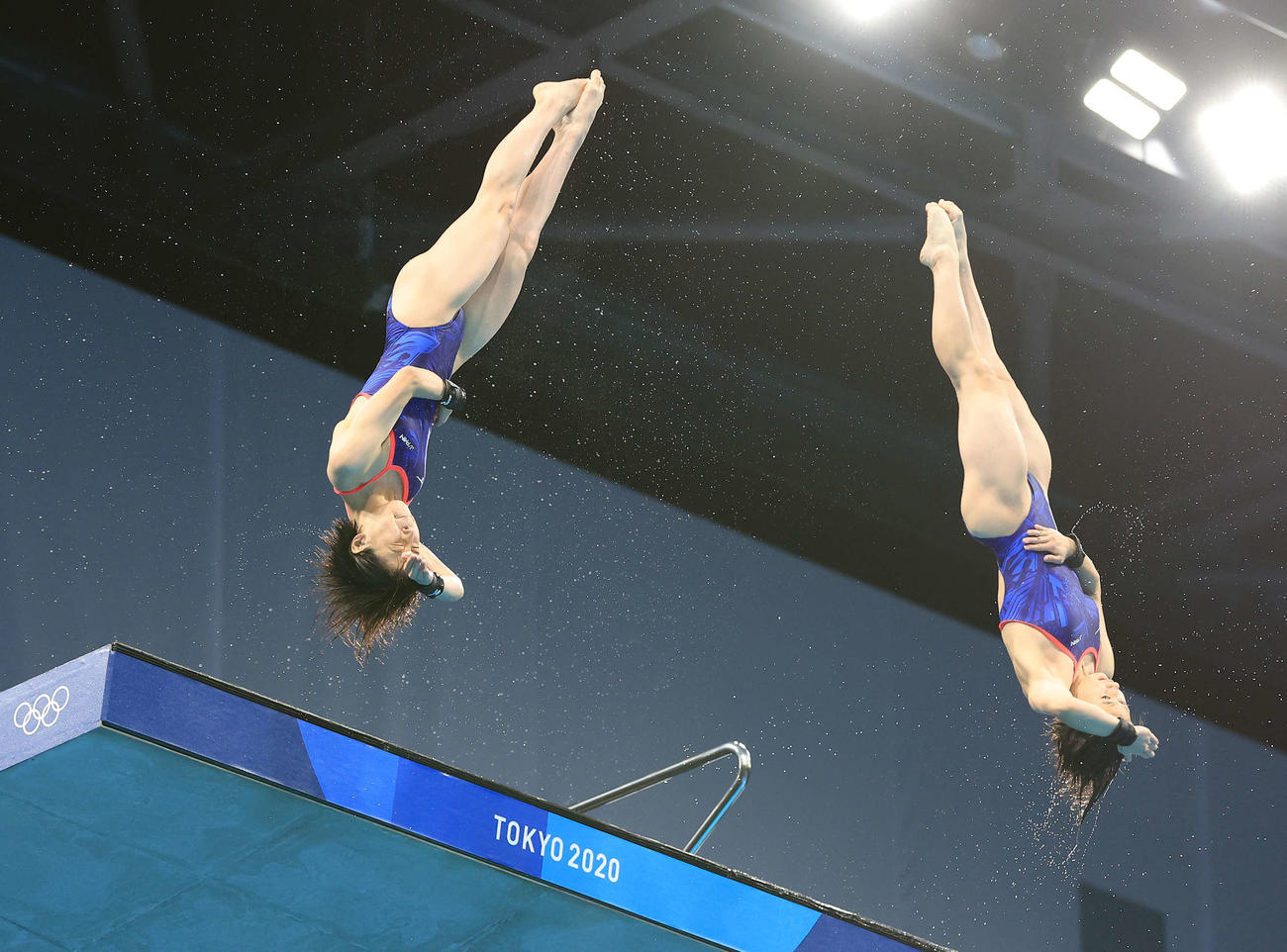 女子シンクロ高飛び込み決勝、5本目の演技を行う荒井（左）と板橋（撮影・河野匠）