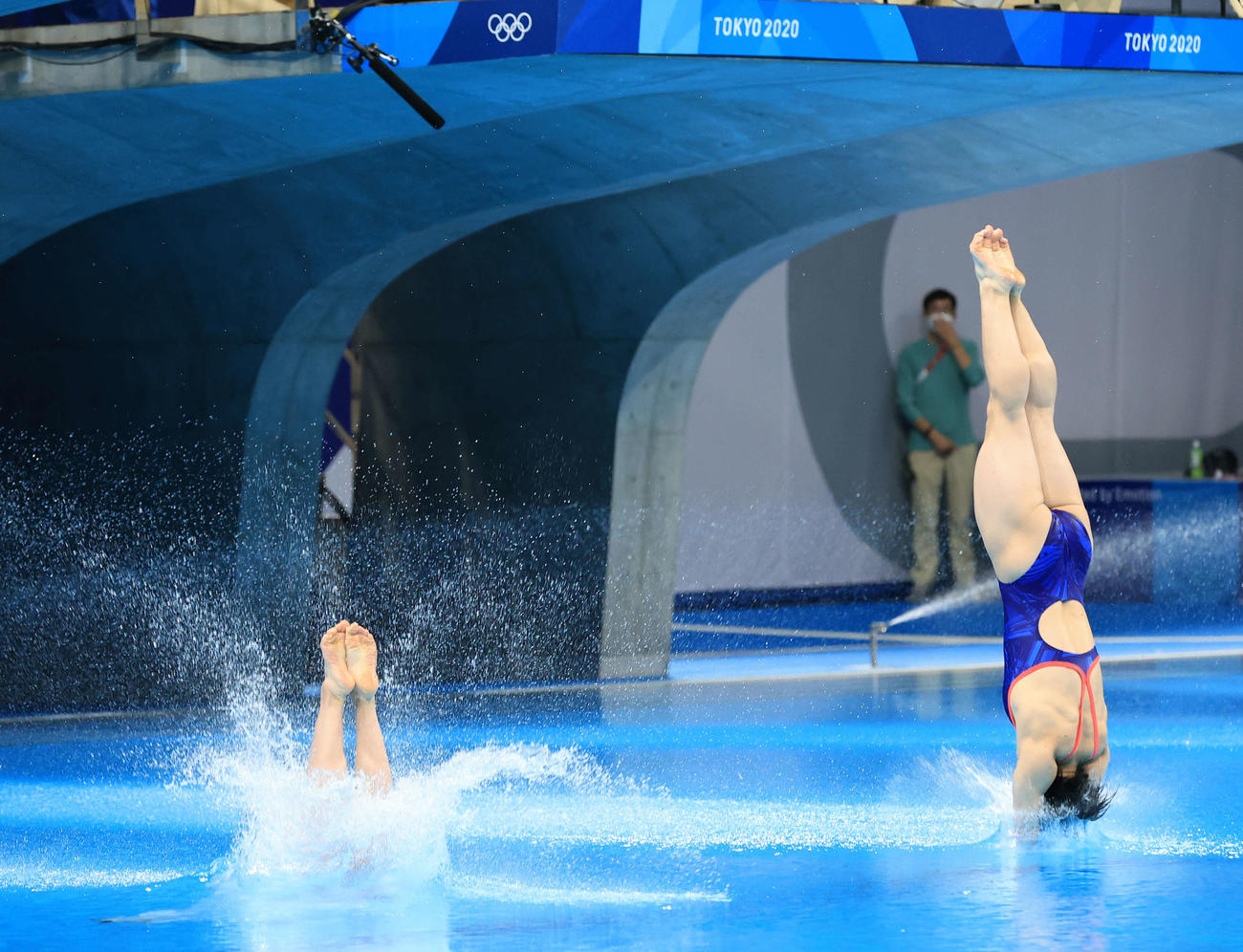 女子シンクロ高飛び込み決勝、5本目で着水のタイミングが乱れる荒井（左）と板橋（撮影・河野匠）