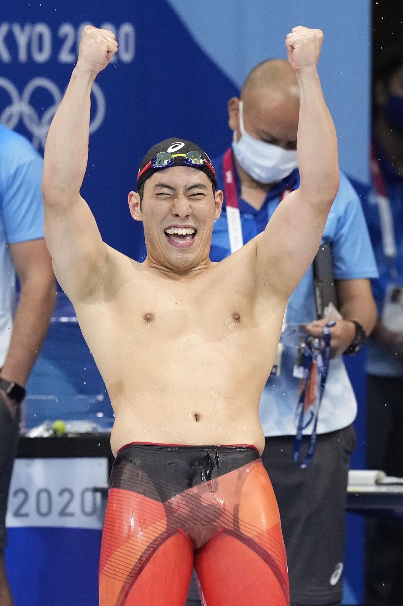男子200メートルバタフライで銀メダルを獲得し、喜ぶ本多灯（共同）