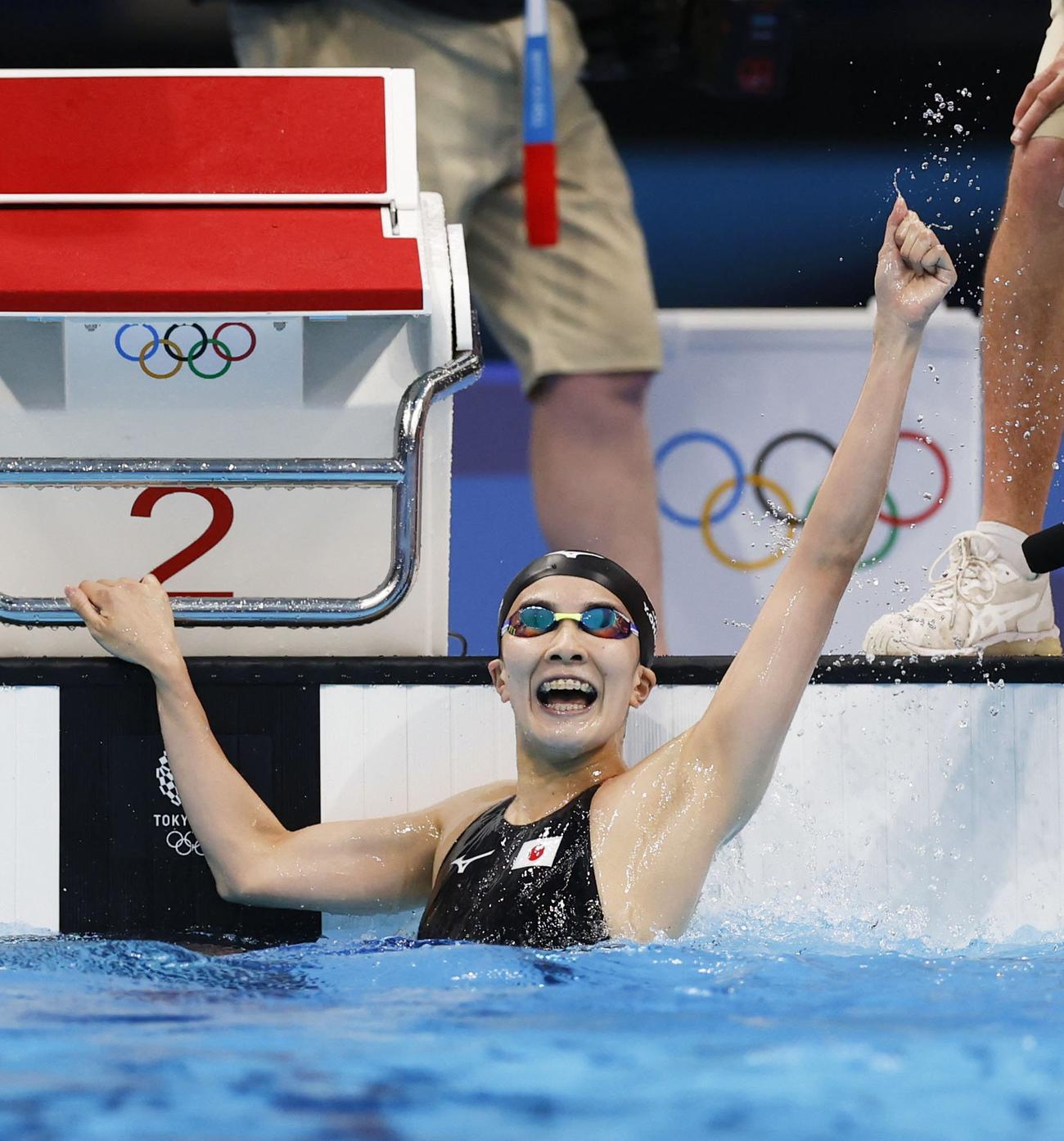 女子200メートル個人メドレーで金メダルを獲得し、喜ぶ大橋悠依（共同）