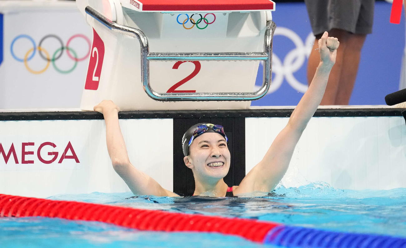 女子200メートル個人メドレー決勝　金メダルを獲得し、笑顔でガッツポーズする大橋（撮影・鈴木みどり）