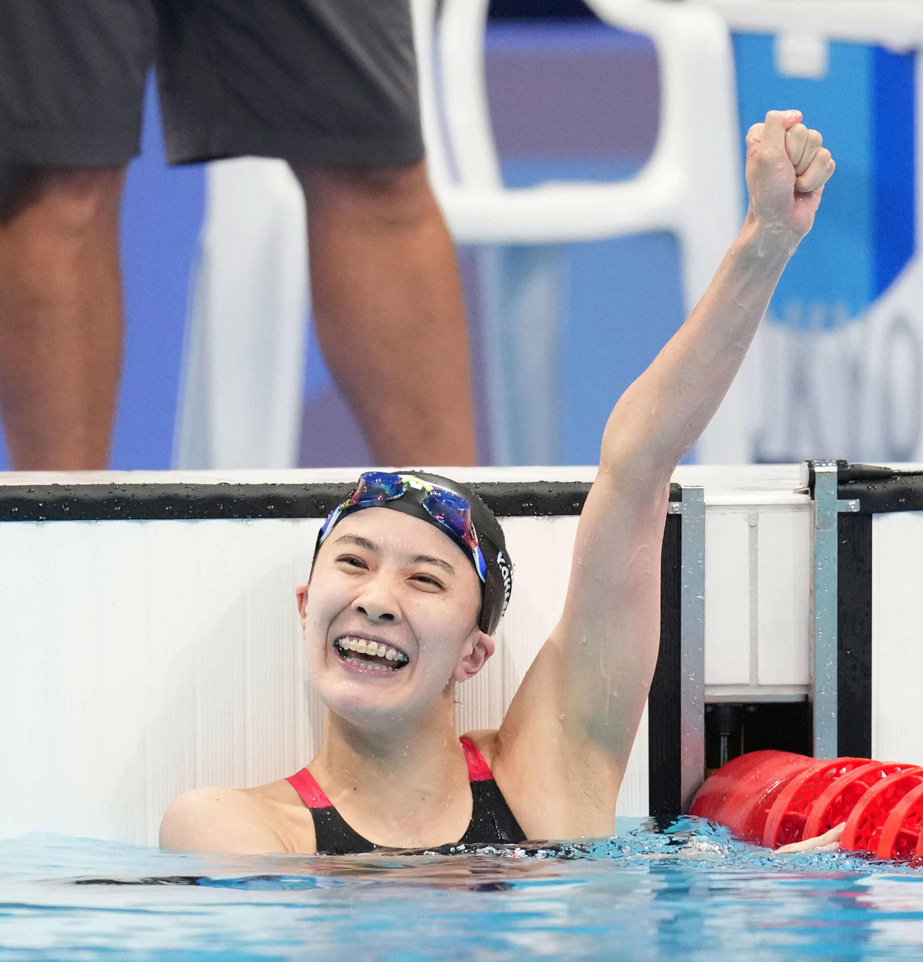 女子200メートル個人メドレー決勝　金メダルを獲得し笑顔でガッツポーズする大橋（撮影・鈴木みどり）