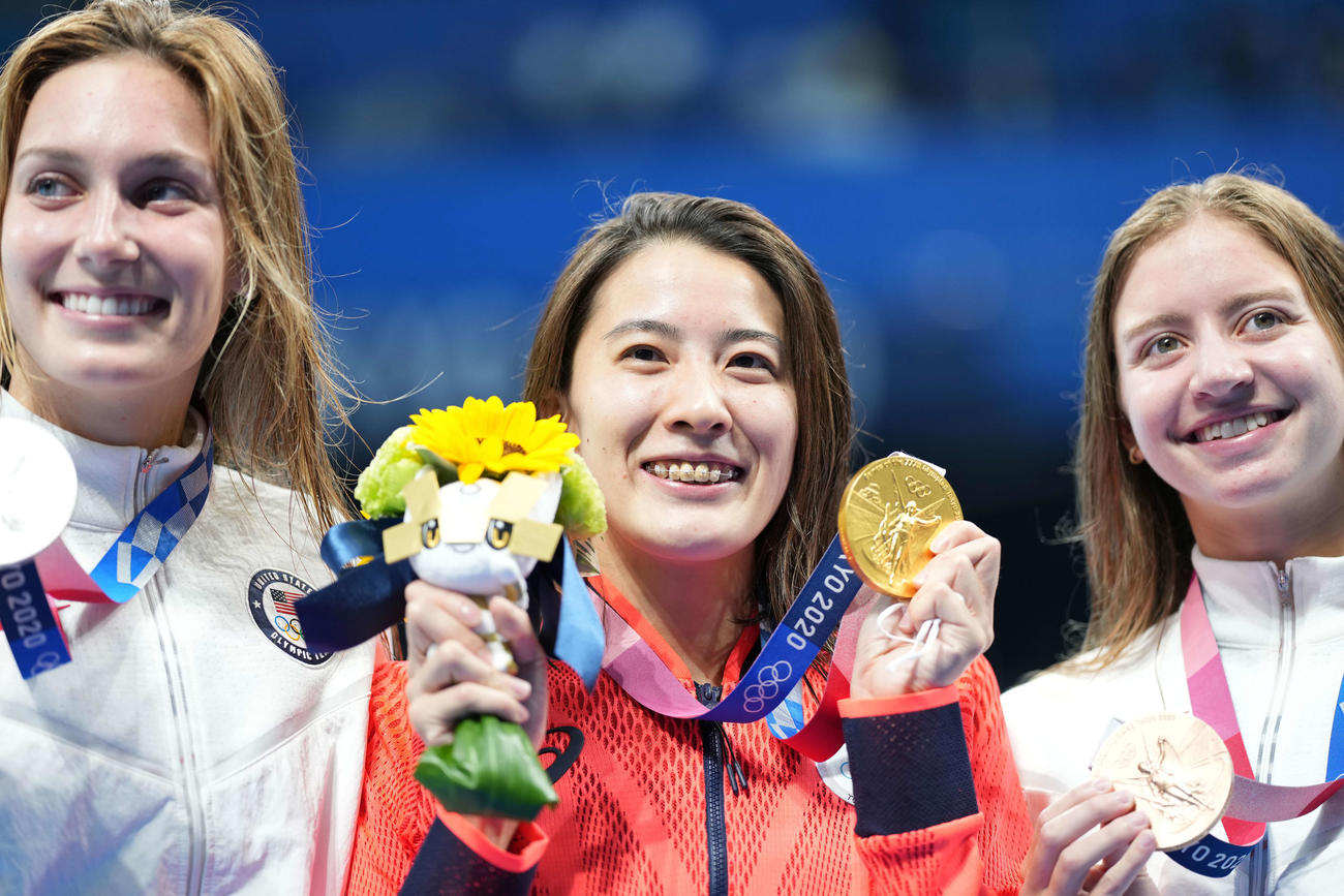 女子200メートル個人メドレー決勝　大橋（中央）は金メダルを手に笑顔（撮影・鈴木みどり）