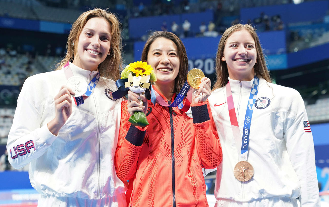 女子200メートル個人メドレー決勝　優勝した大橋（中央）は金メダルを手に笑顔。左は2位のウォルシュ、右は3位のダグラス（撮影・鈴木みどり）