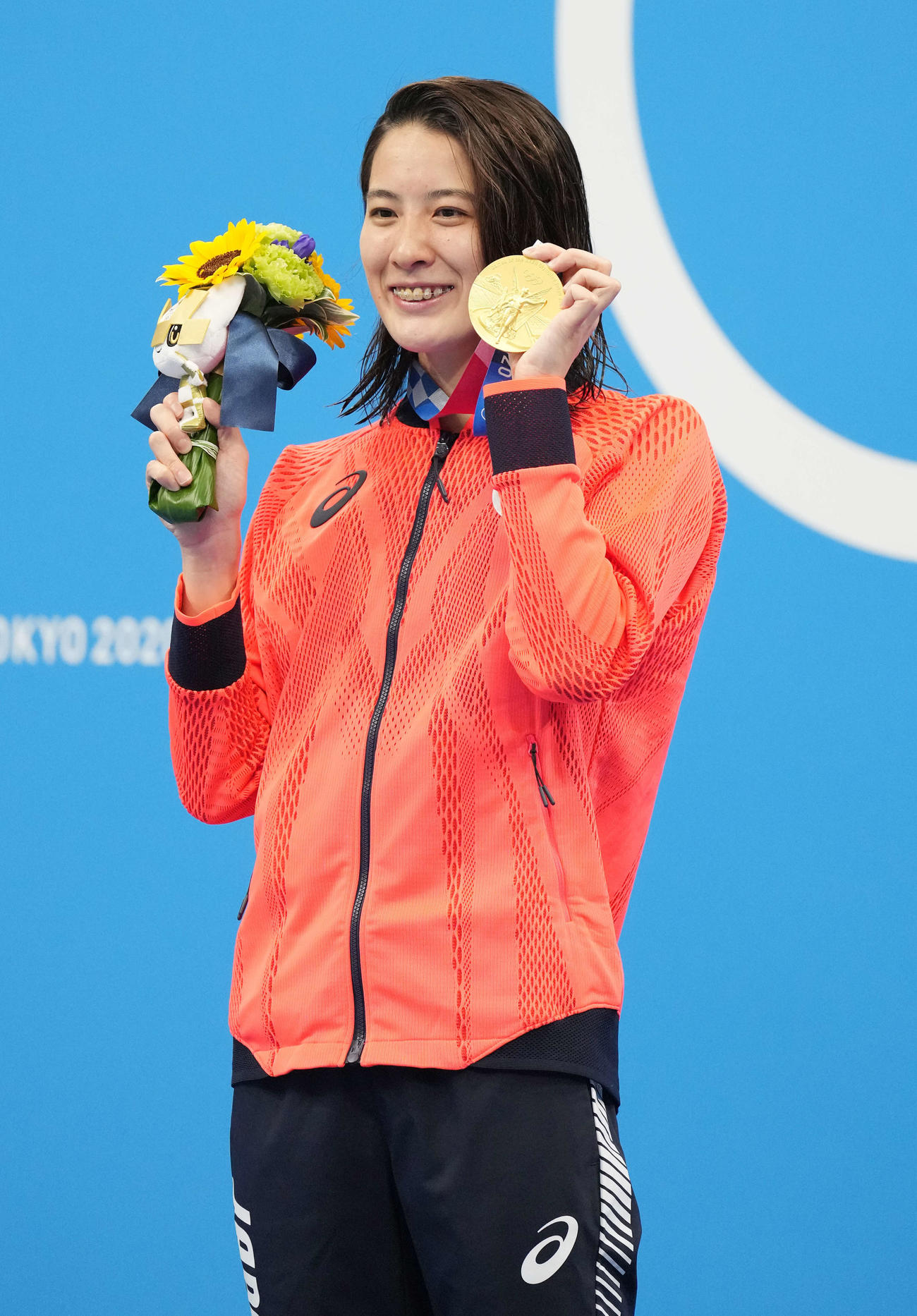 女子200メートル個人メドレー決勝　優勝した大橋は金メダルを手に笑顔（撮影・鈴木みどり）