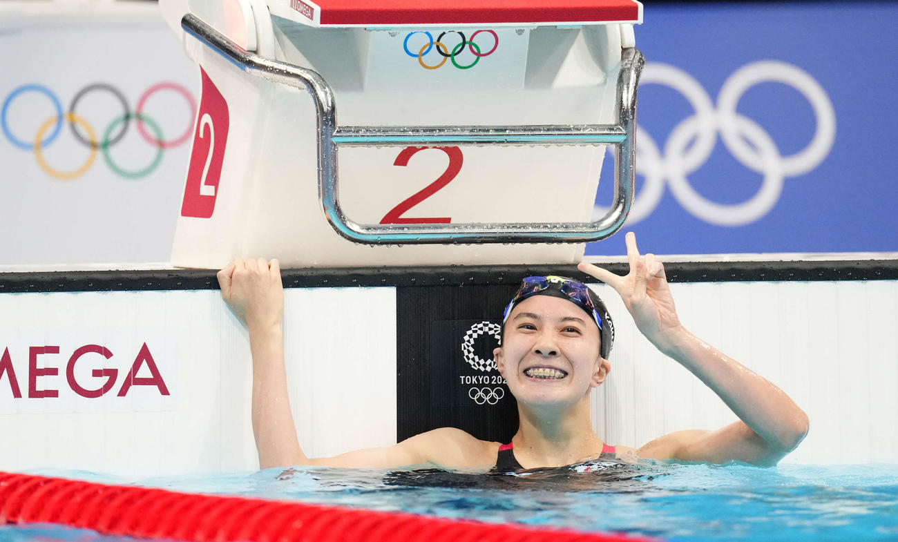 女子200メートル個人メドレー決勝　金メダルを獲得し、笑顔でピースする大橋（撮影・鈴木みどり）