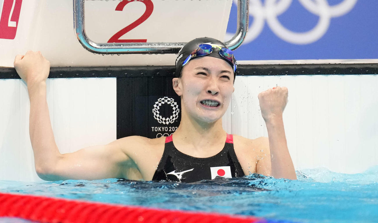 女子200メートル個人メドレー決勝　金メダルを獲得し、ガッツポーズする大橋（撮影・鈴木みどり）