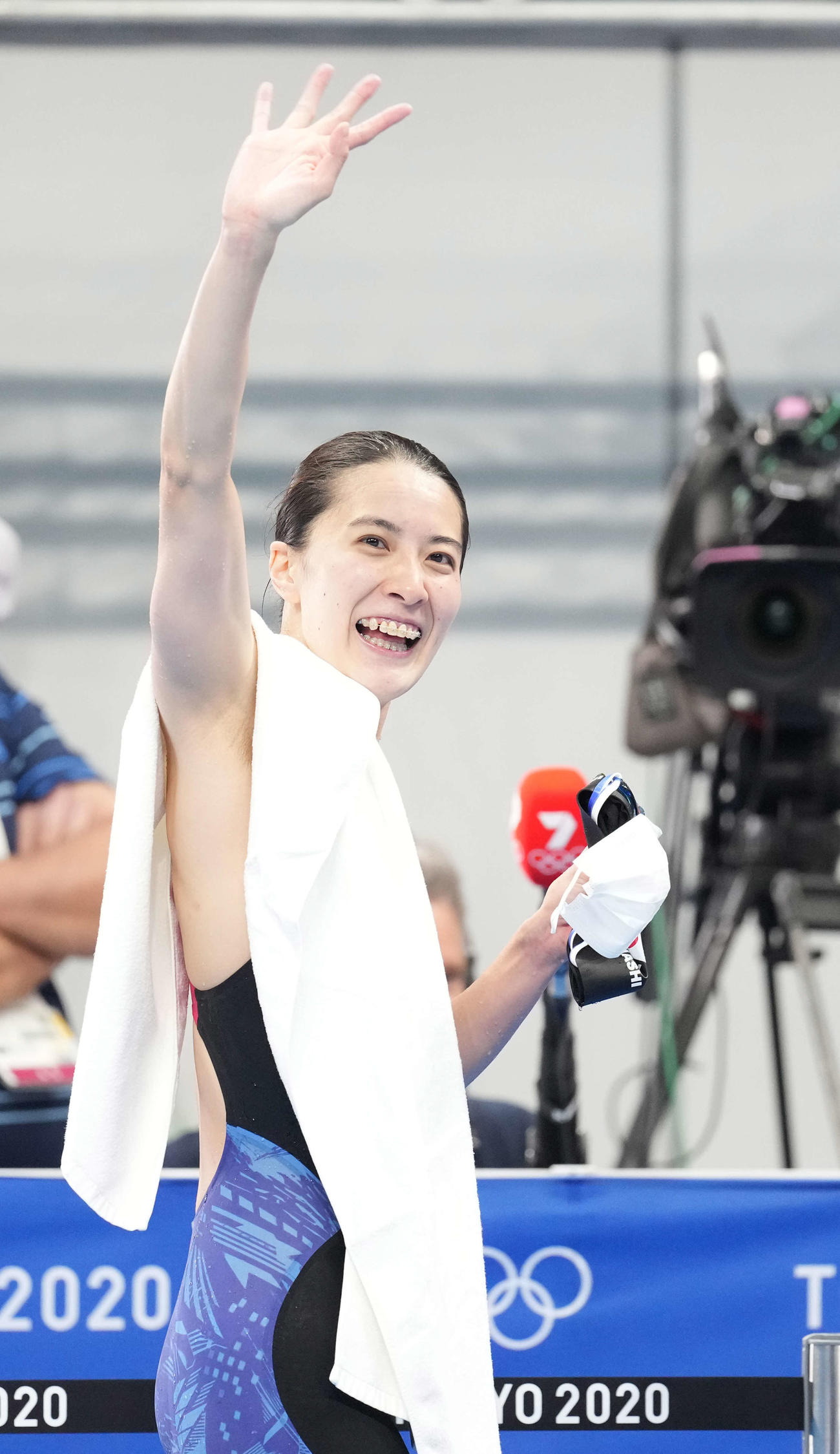 女子200メートル個人メドレー決勝　金メダルを獲得し手を振る大橋（撮影・鈴木みどり）