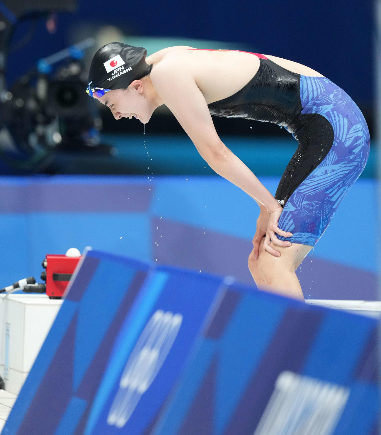 女子200メートル個人メドレー決勝　金メダルの大橋はプールからあがり喜びをかみしめる（撮影・鈴木みどり）