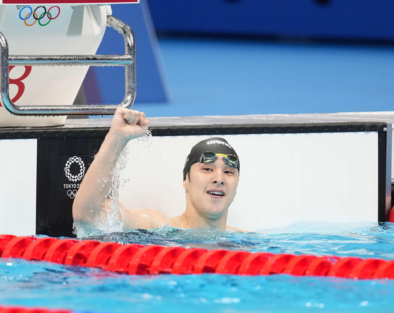 男子200メートル個人メドレー準決勝　レースを終えガッツポーズする瀬戸（撮影・鈴木みどり）