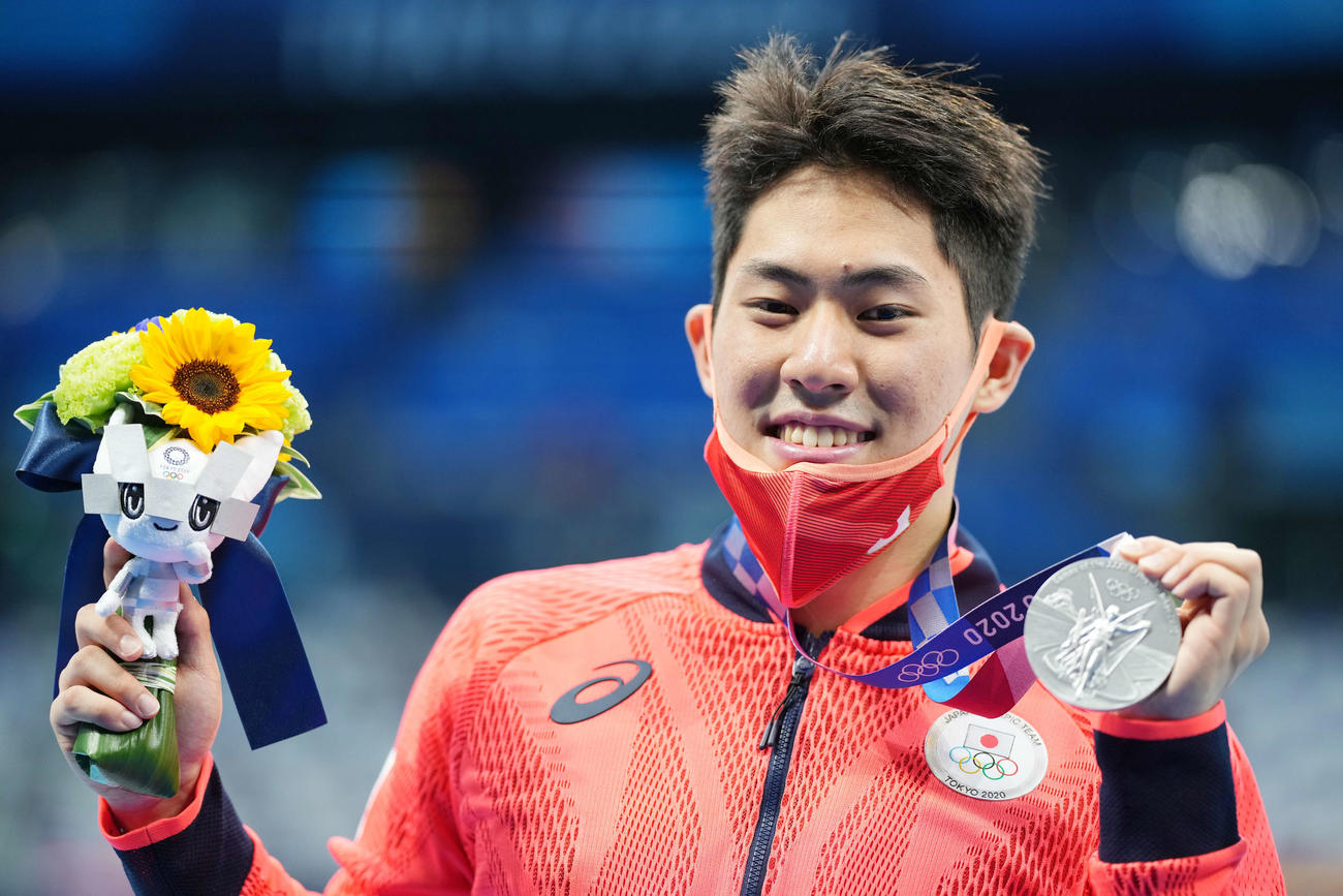 男子200メートルバタフライ決勝　銀メダルを手に笑顔の本多（撮影・鈴木みどり）