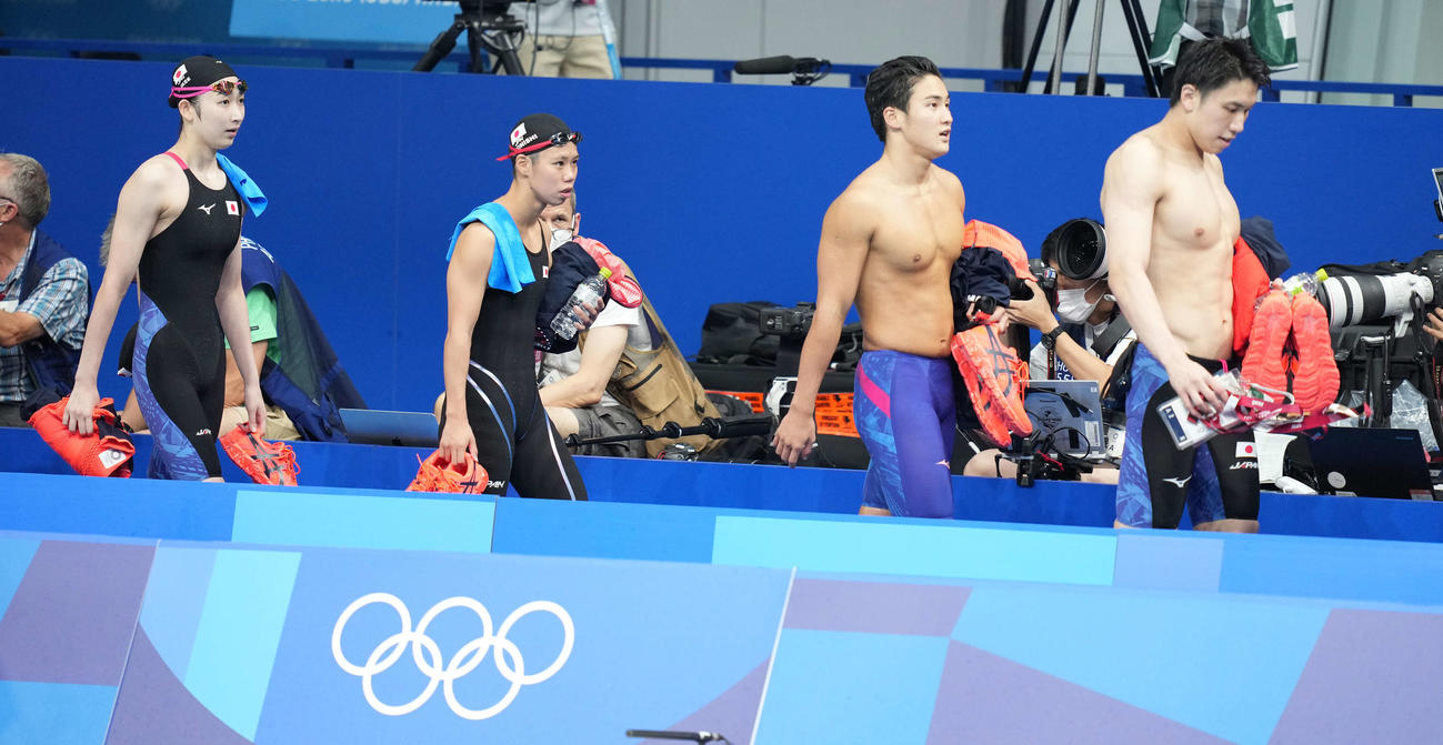 混合400メートルメドレーリレー予選　決勝進出を逃し引き揚げる、左から池江、小西、佐藤、松元（撮影・鈴木みどり）
