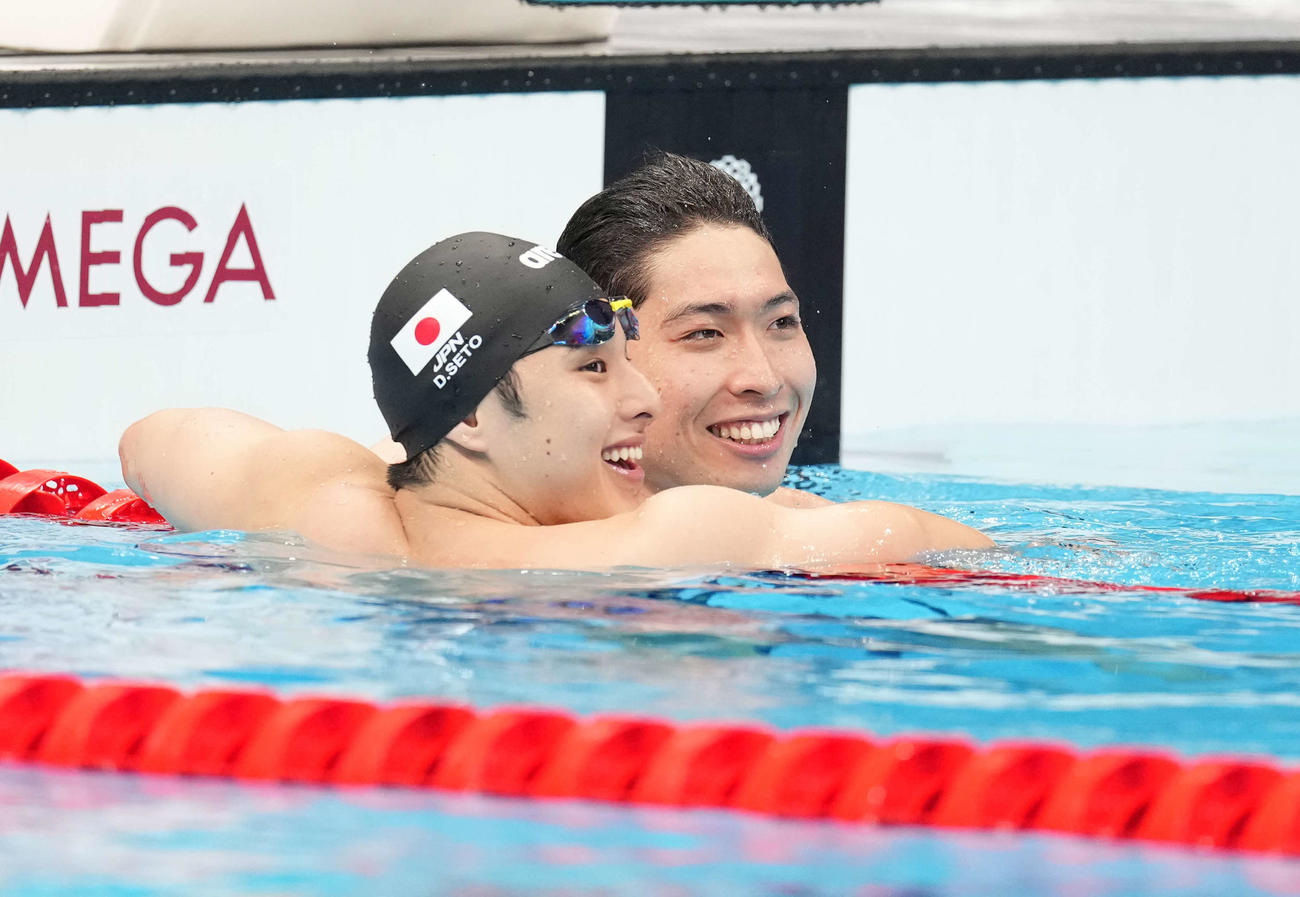 男子200メートル個人メドレー決勝　4位の瀬戸（左）と6位の萩野は笑顔で健闘をたたえ合う（撮影・鈴木みどり）