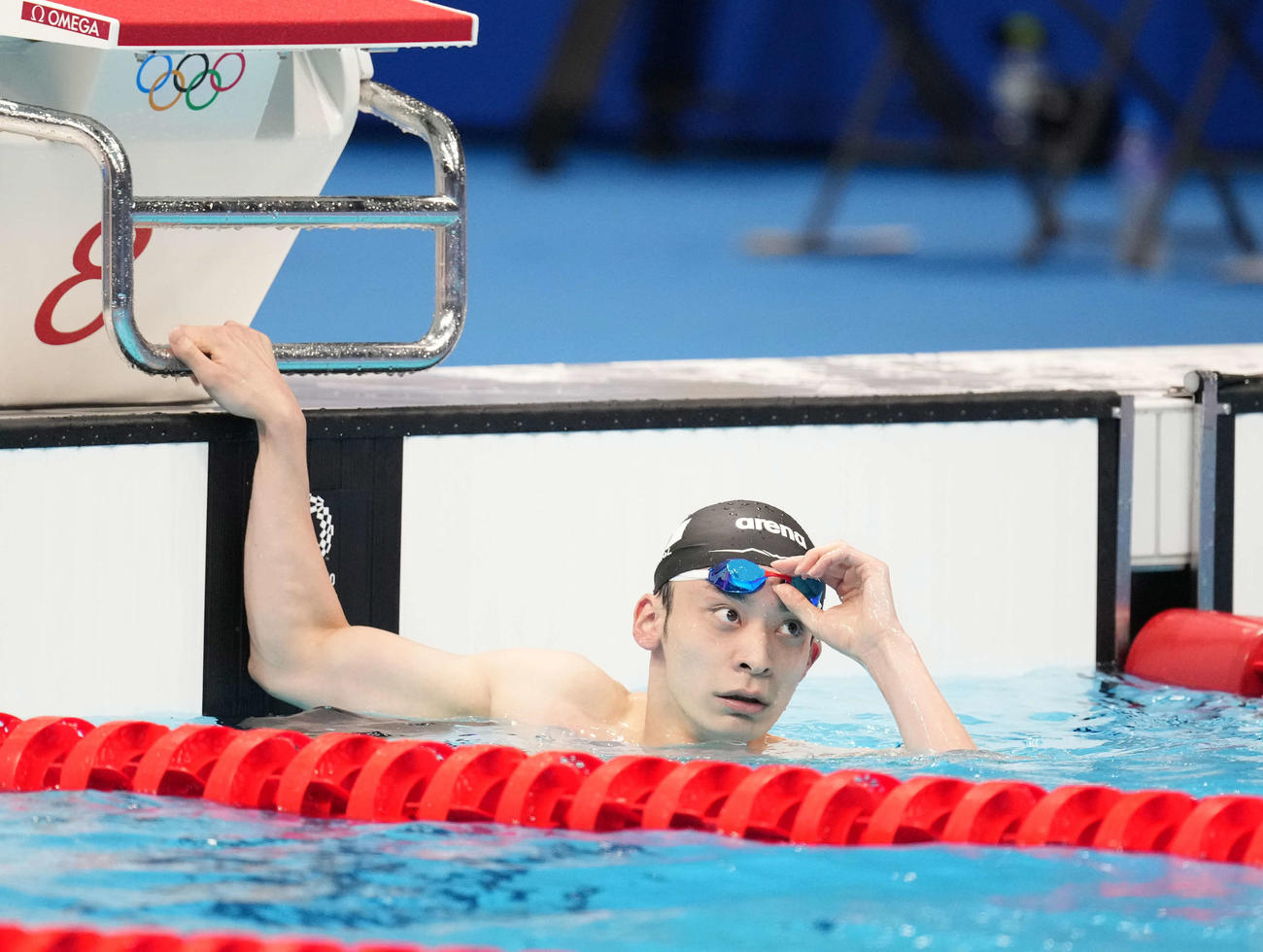 男子200メートル背泳ぎ決勝　タイムを確認する入江（撮影・鈴木みどり）