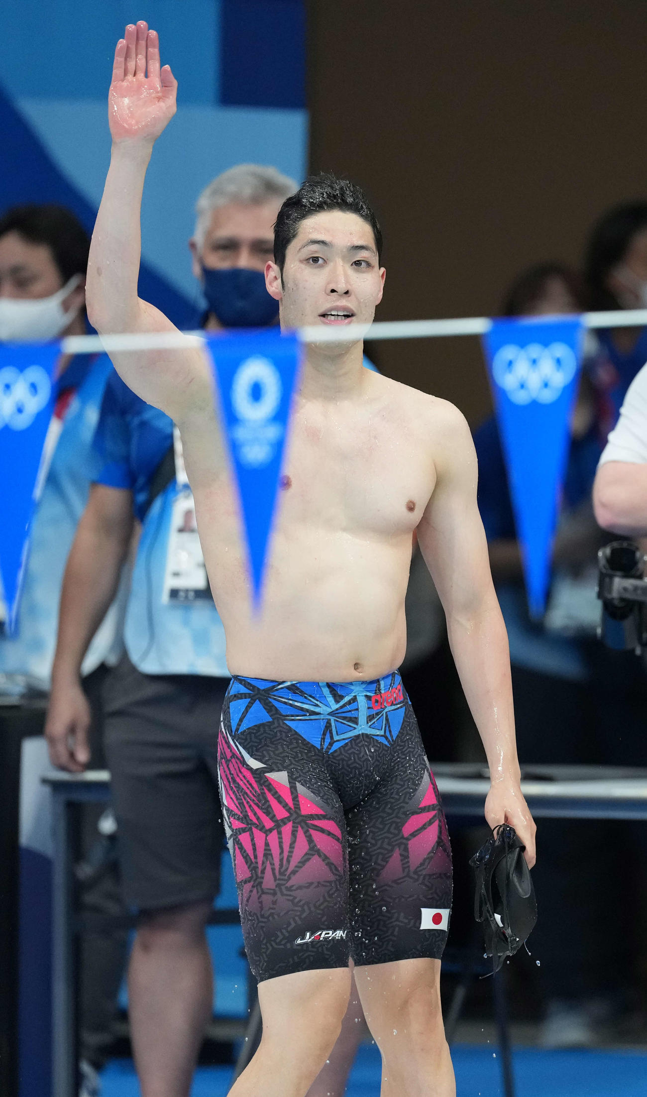 男子200メートル個人メドレー決勝　6位の萩野は笑顔で声援に応える（撮影・鈴木みどり）