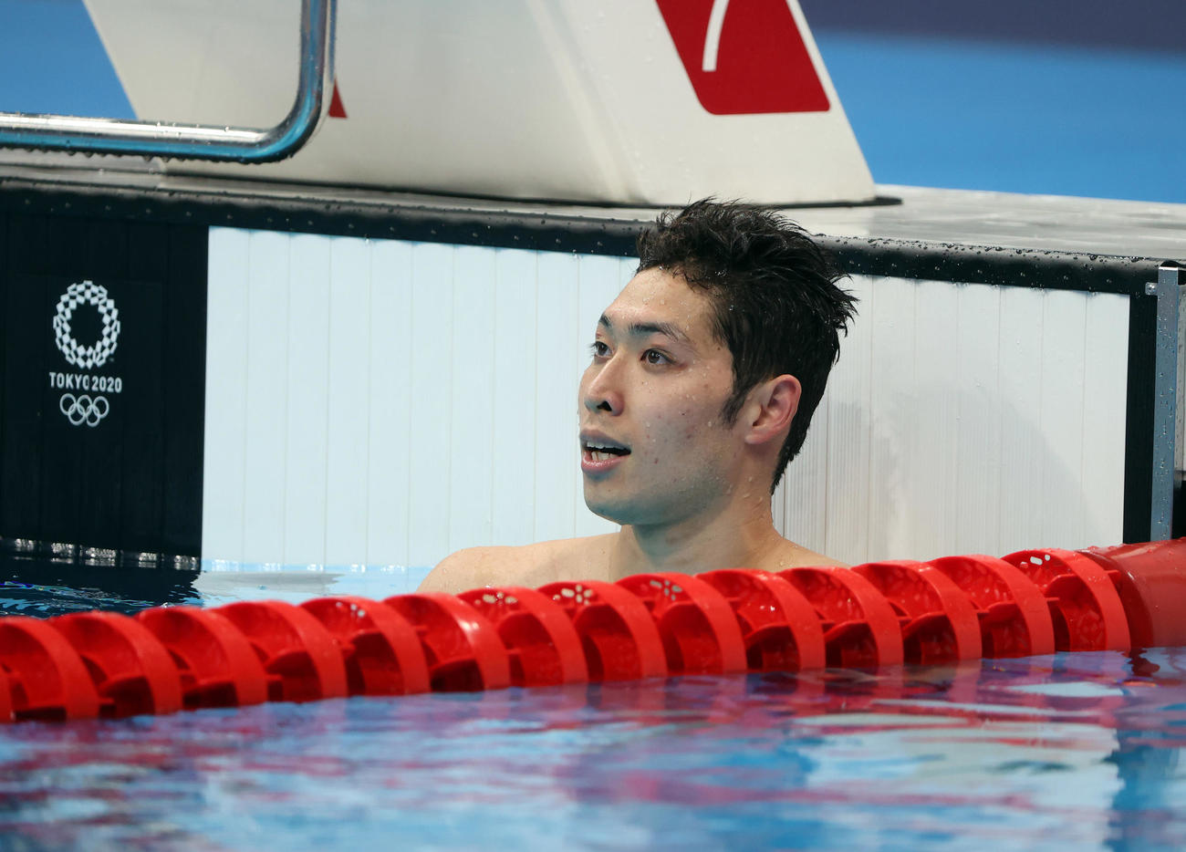 男子200メートル個人メドレー決勝　レースを終え、記録を確認する萩野（撮影・パオロ　ヌッチ）