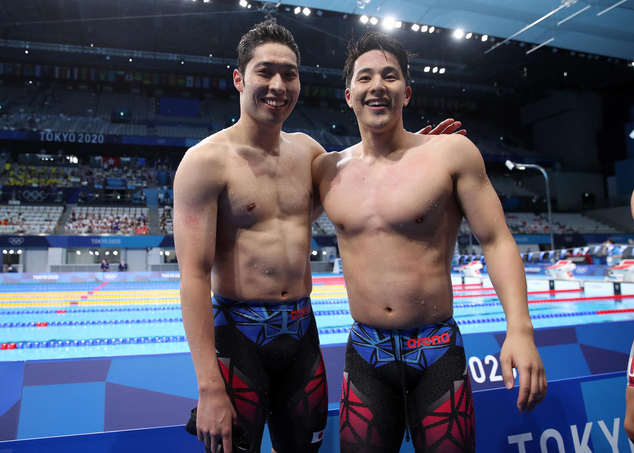 男子200メートル個人メドレー決勝　レース後、笑顔で肩を組む萩野（左）と瀬戸（撮影・パオロ　ヌッチ）