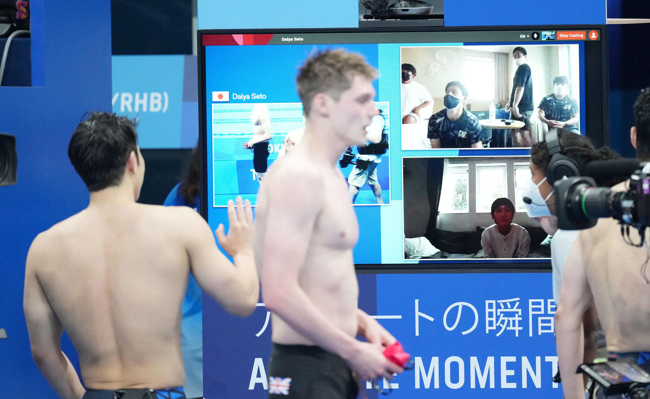 男子200メートル個人メドレー決勝　4位の瀬戸（左）はリモートで声援を送った馬淵優佳夫人に手を振る（撮影・鈴木みどり）