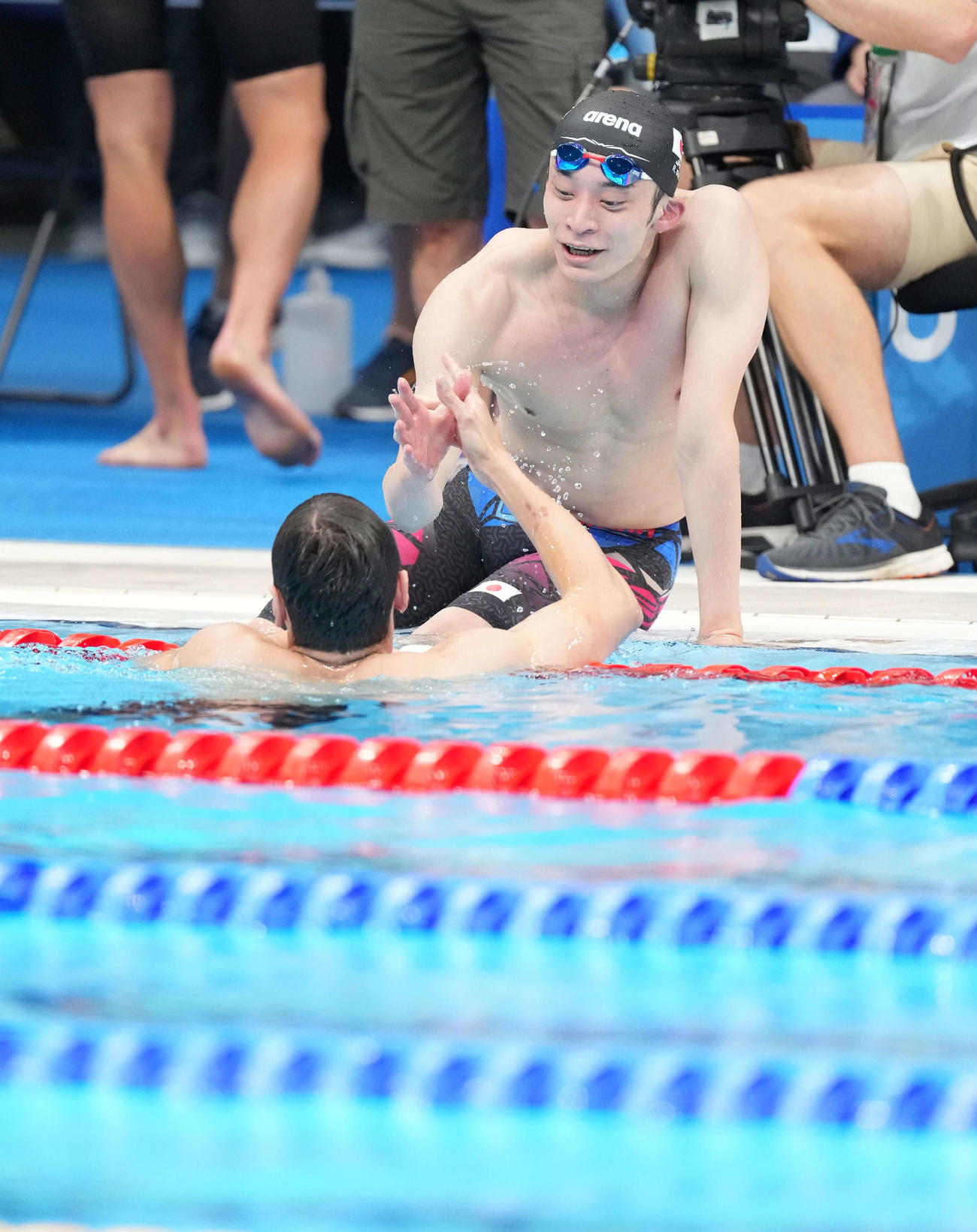 男子200メートル背泳ぎ決勝　7位に終わった入江は他国の選手と健闘をたたえ合う（撮影・鈴木みどり）