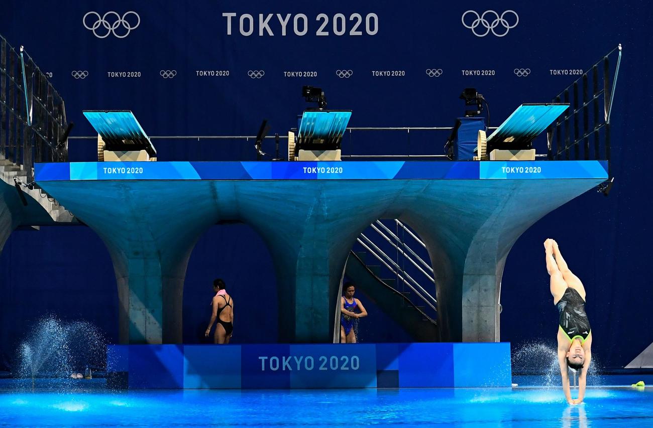 飛び込む三上紗也可（ロイター）