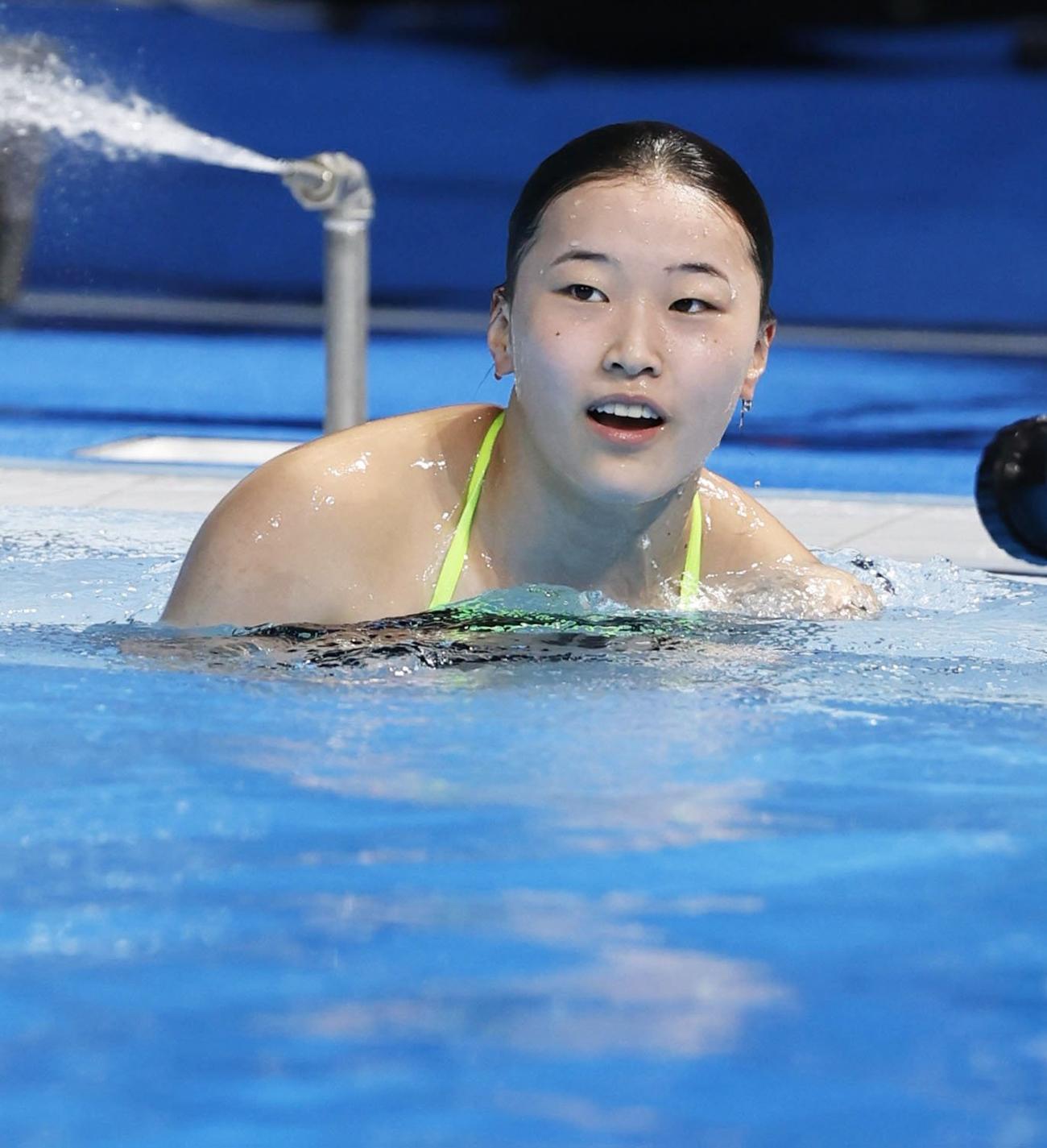 女子板飛び込み準決勝　3回目の演技を終え電光掲示板を見る三上紗也可（共同）