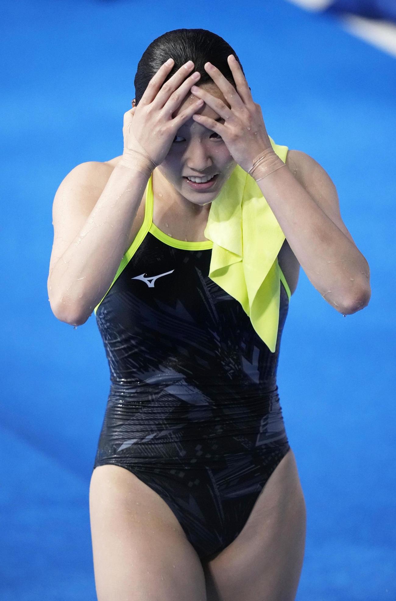 女子板飛び込み準決勝　3回目の演技を終えた三上紗也可（共同）