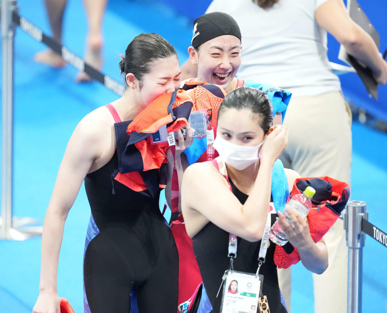 女子400メートルメドレーリレー決勝　8位で終え涙する池江（左）。右は五十嵐、手前は渡部（撮影・鈴木みどり）
