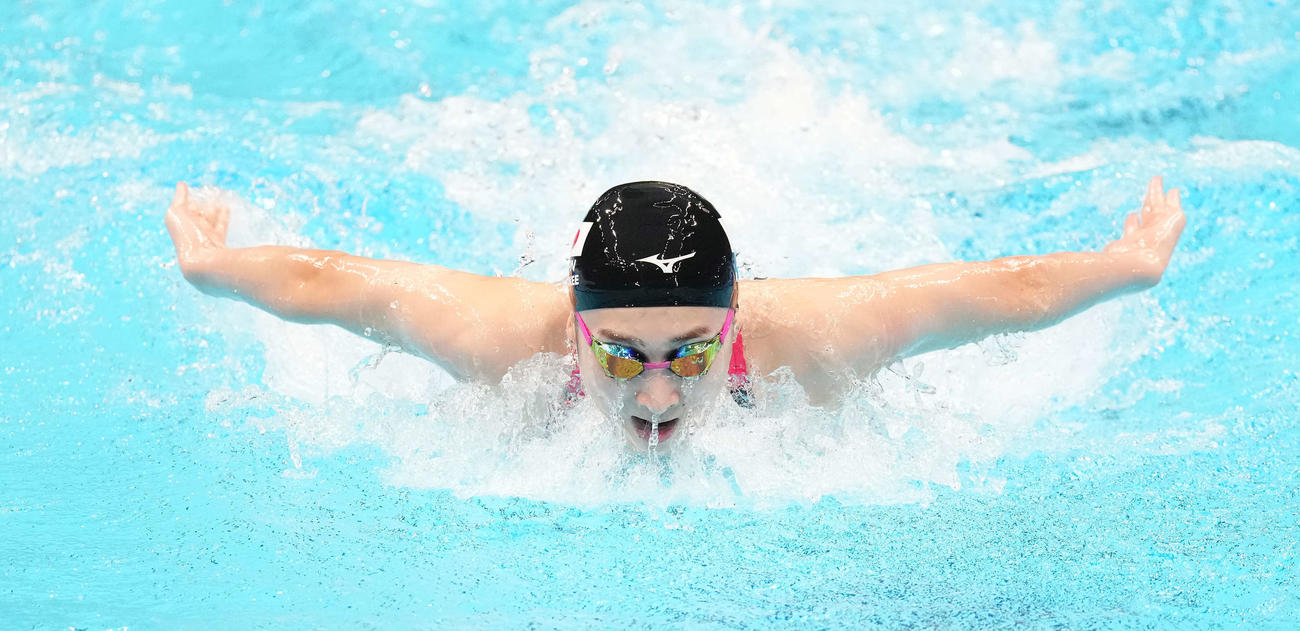 女子400メートルメドレーリレー決勝　バタフライを泳ぐ第3泳者の池江（撮影・鈴木みどり）