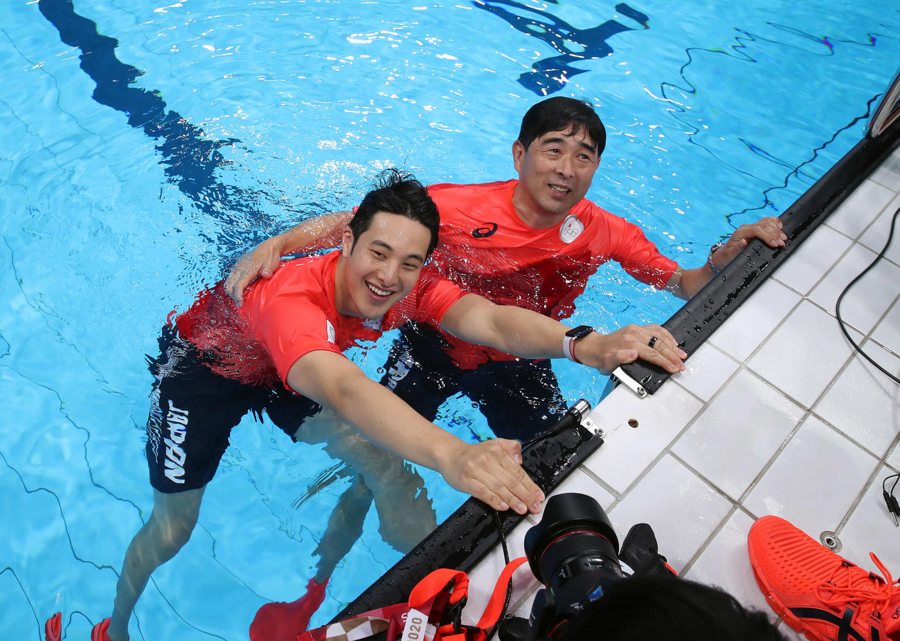 笑顔を見せる瀬戸（左）と平井ヘッドコーチ（2021年8月1日撮影・パオロ　ヌッチ）