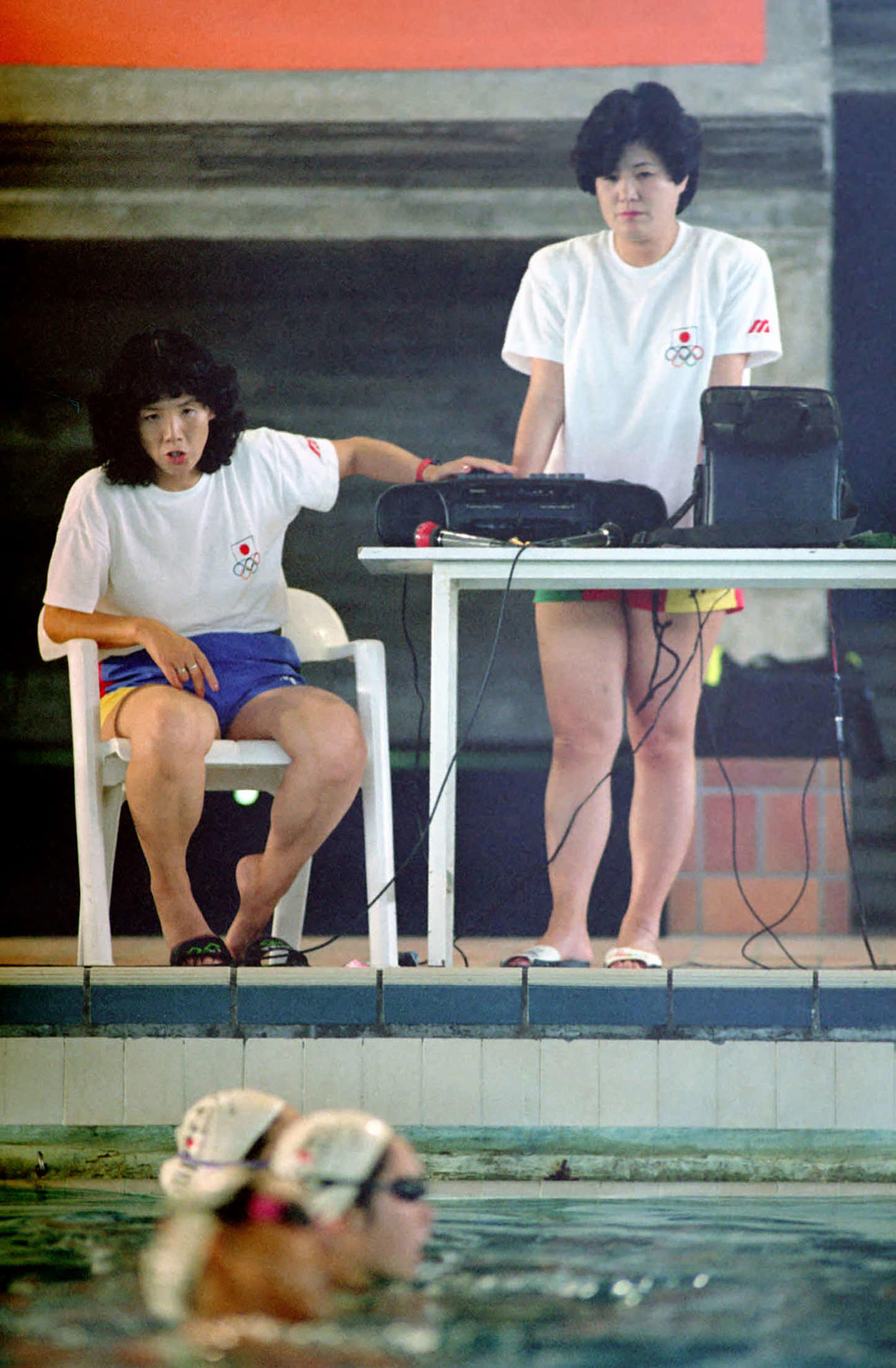 1992年7月、バルセロナ五輪シンクロ日本代表練習　奥野・高山・小谷の練習を見つめる井村雅代コーチ（左）と金子正子コーチ