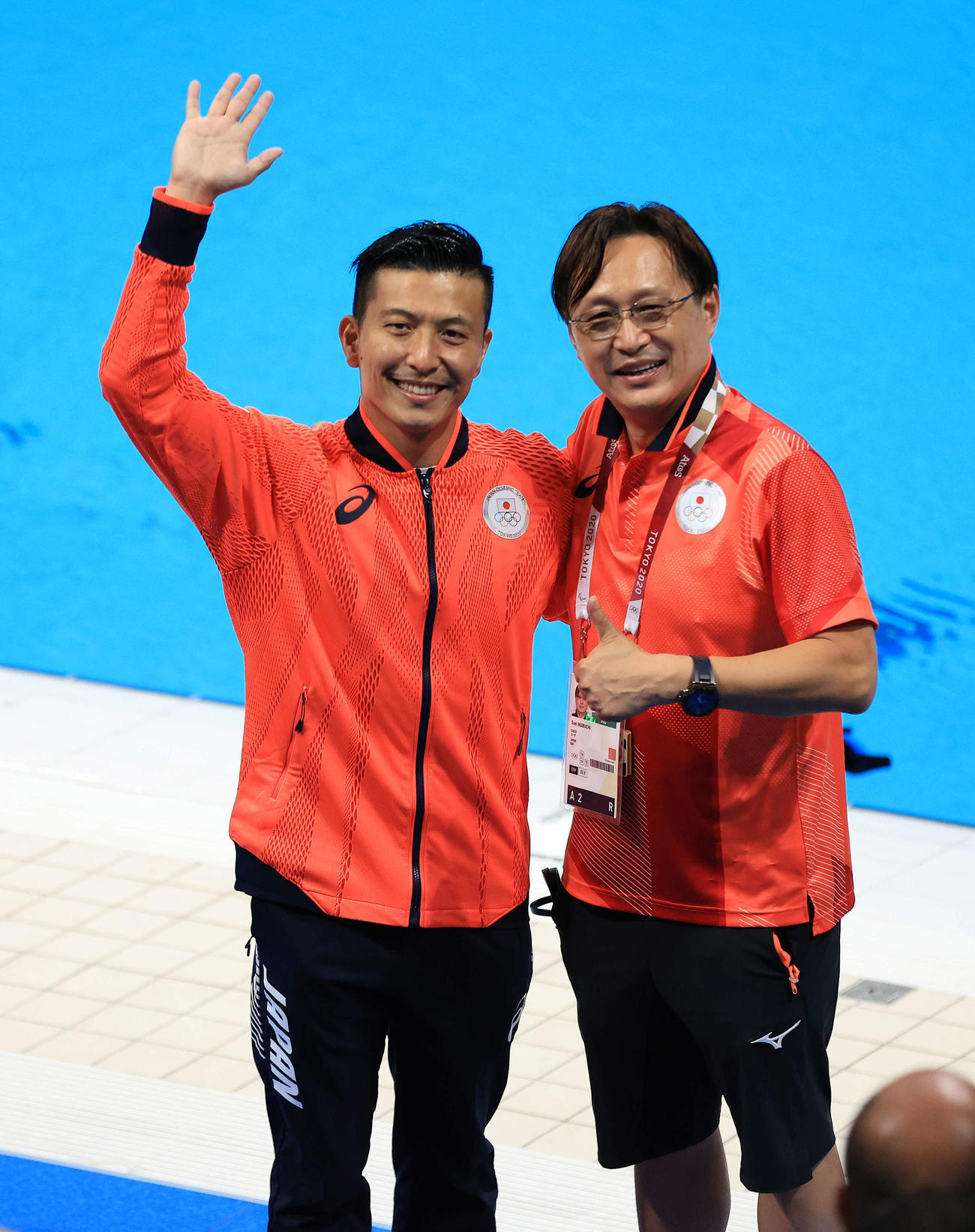 男子板飛び込み決勝を終え、馬淵コーチ（右）と記念撮影する寺内（撮影・河野匠）