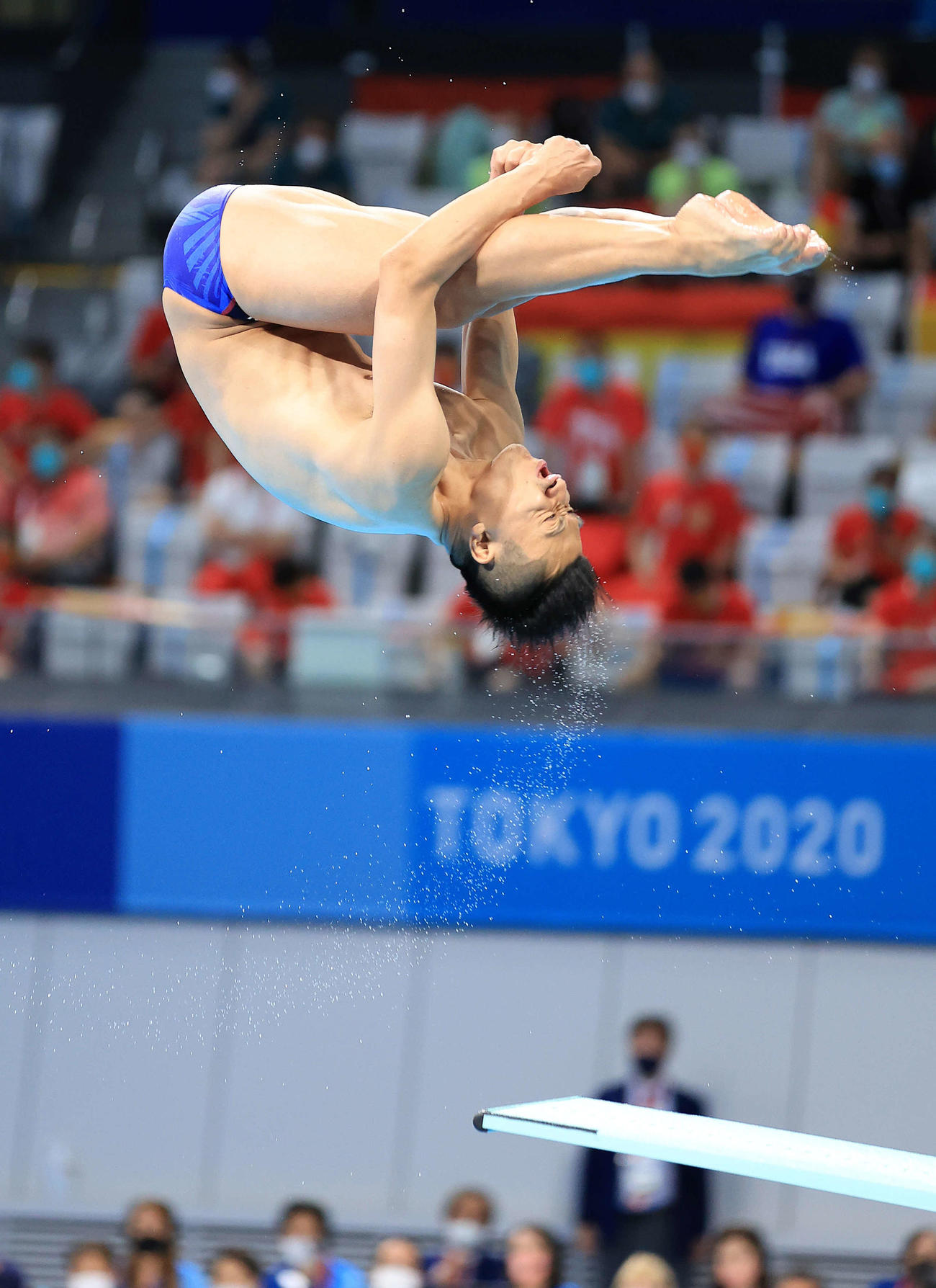 男子板飛び込み決勝、6本目の演技を行う寺内（撮影・河野匠）