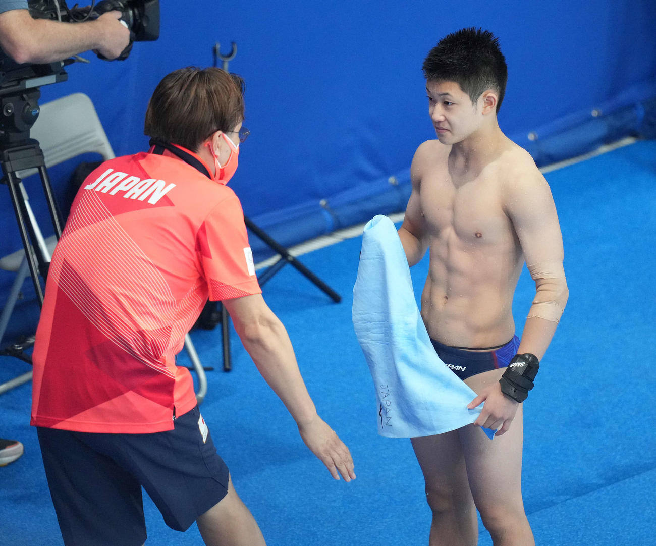 男子高飛び込み予選　3本目の演技後、馬淵コーチ（左）と話す玉井（撮影・鈴木みどり）