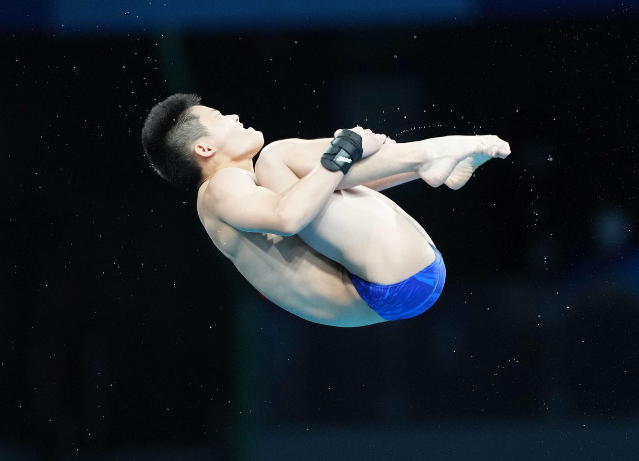 男子高飛び込み予選　5本目の演技をする玉井（撮影・鈴木みどり）