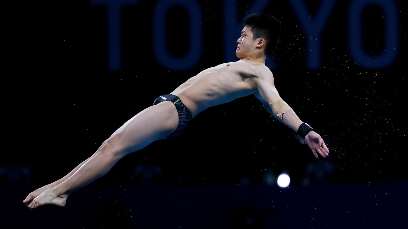 高飛び込み準決勝　玉井陸斗の演技（ロイター）