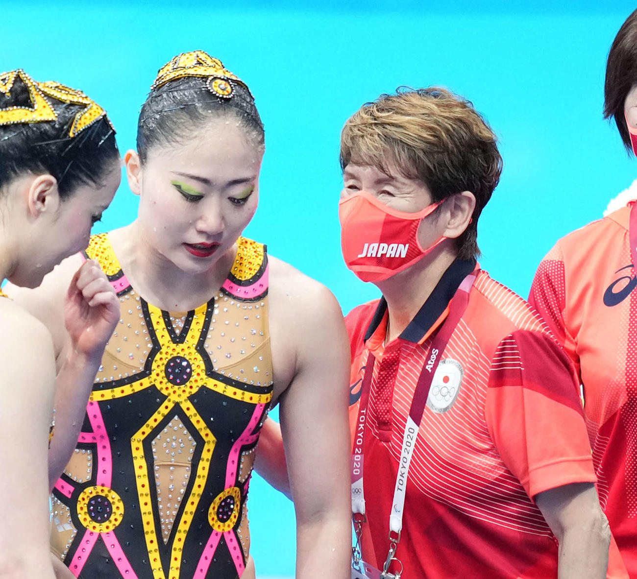 デュエットフリールーティン決勝　演技を終えた乾（左）、吉田（中央）組を励ます井村ヘッドコーチ（右から2人目）（撮影・鈴木みどり）