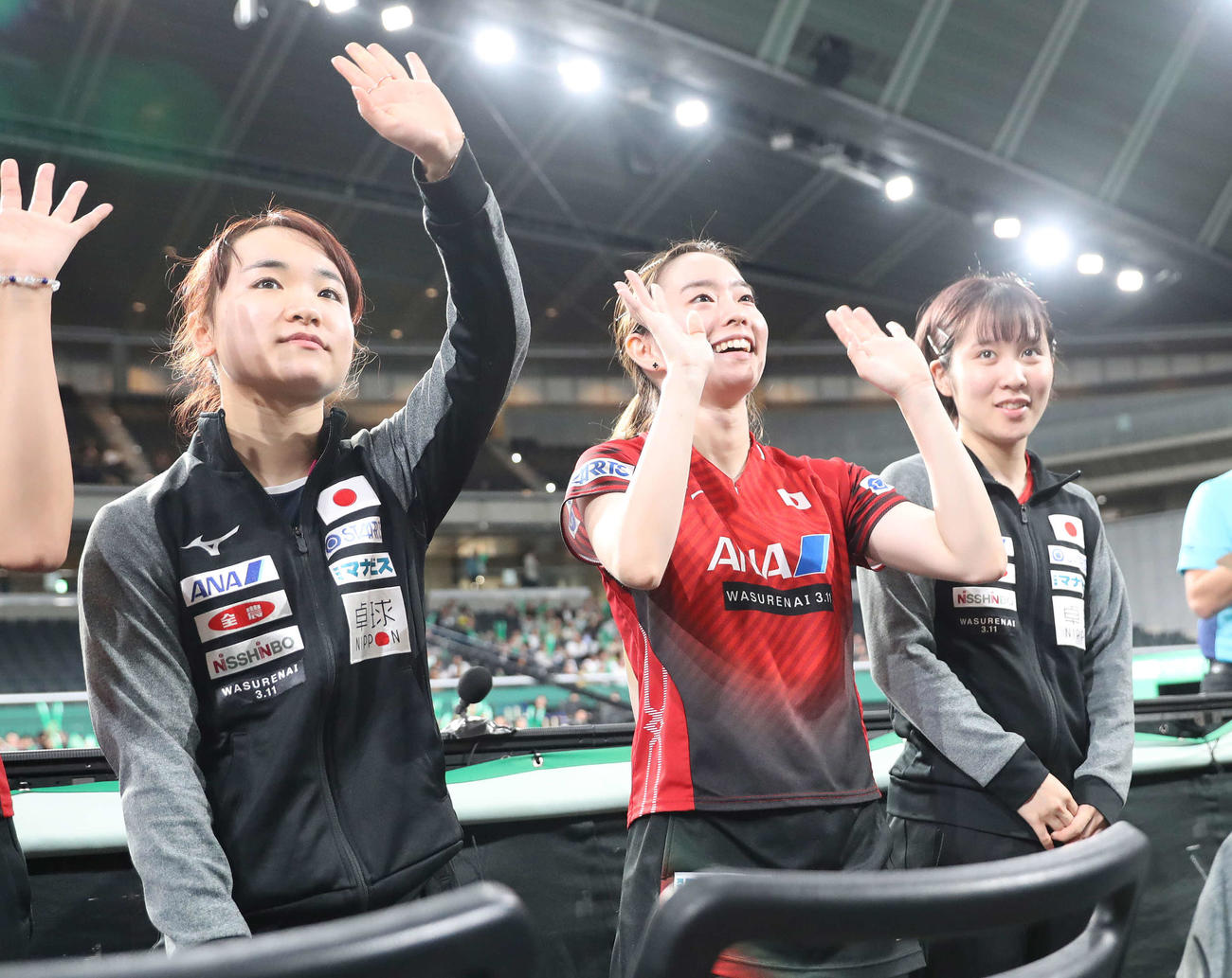 19年11月、卓球W杯女子団体戦で準決勝進出を決めて歓声に応える左から伊藤、石川、平野