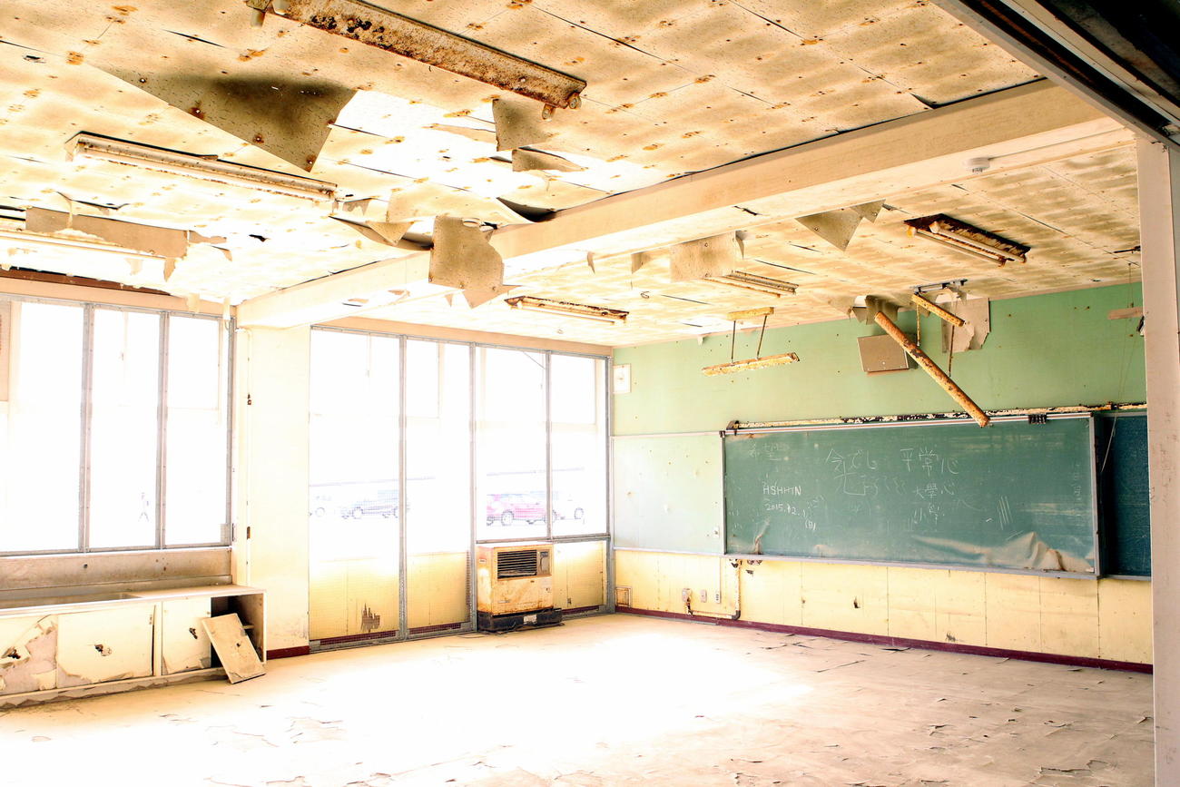 震災遺構となった荒浜小1階の教室は津波の爪痕が生々しく残されていた