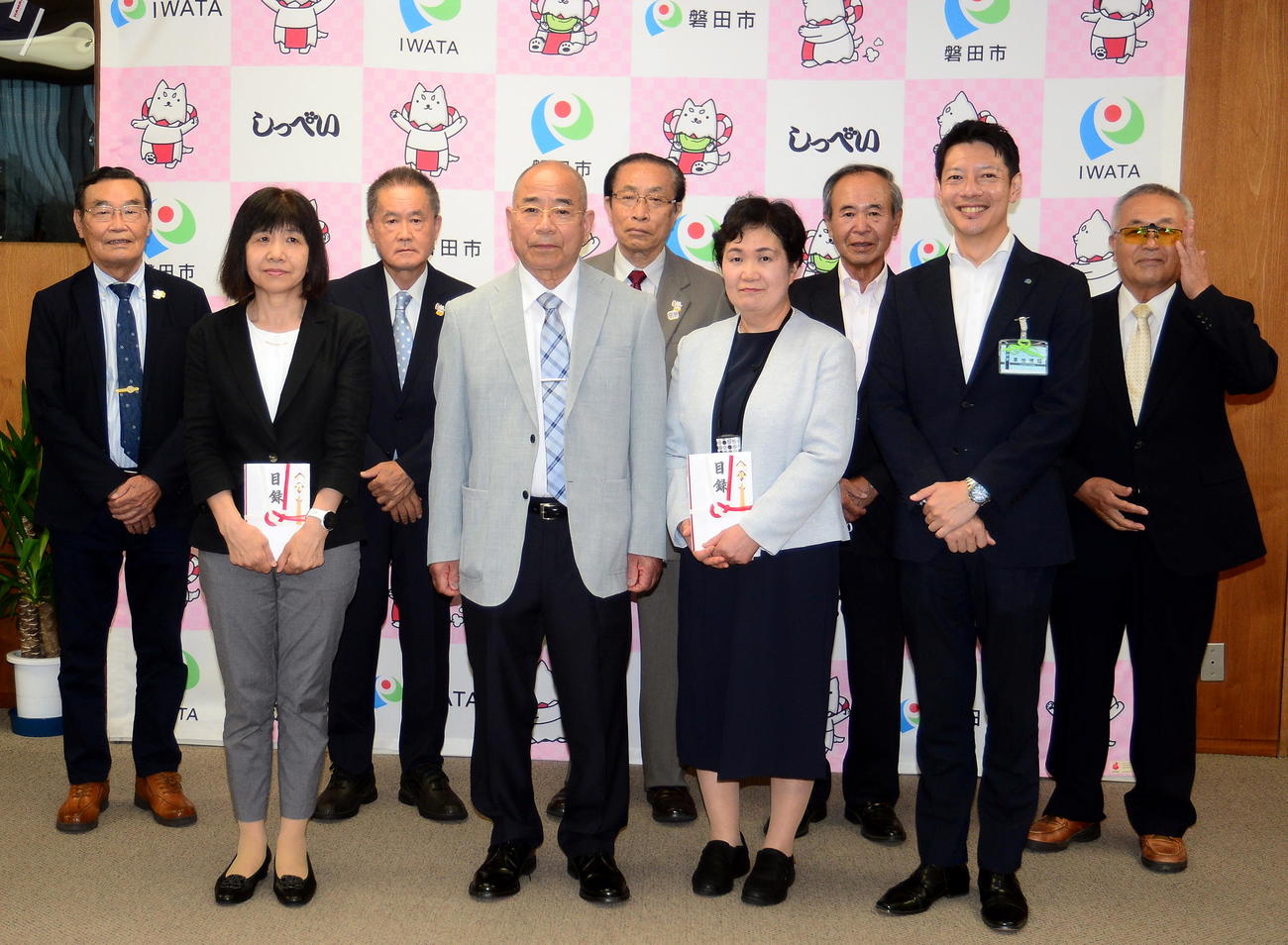 激励金の贈呈式に出席した関係者。前列左から水谷万記子さん、伊藤健一さん、町子さん、草地市長
