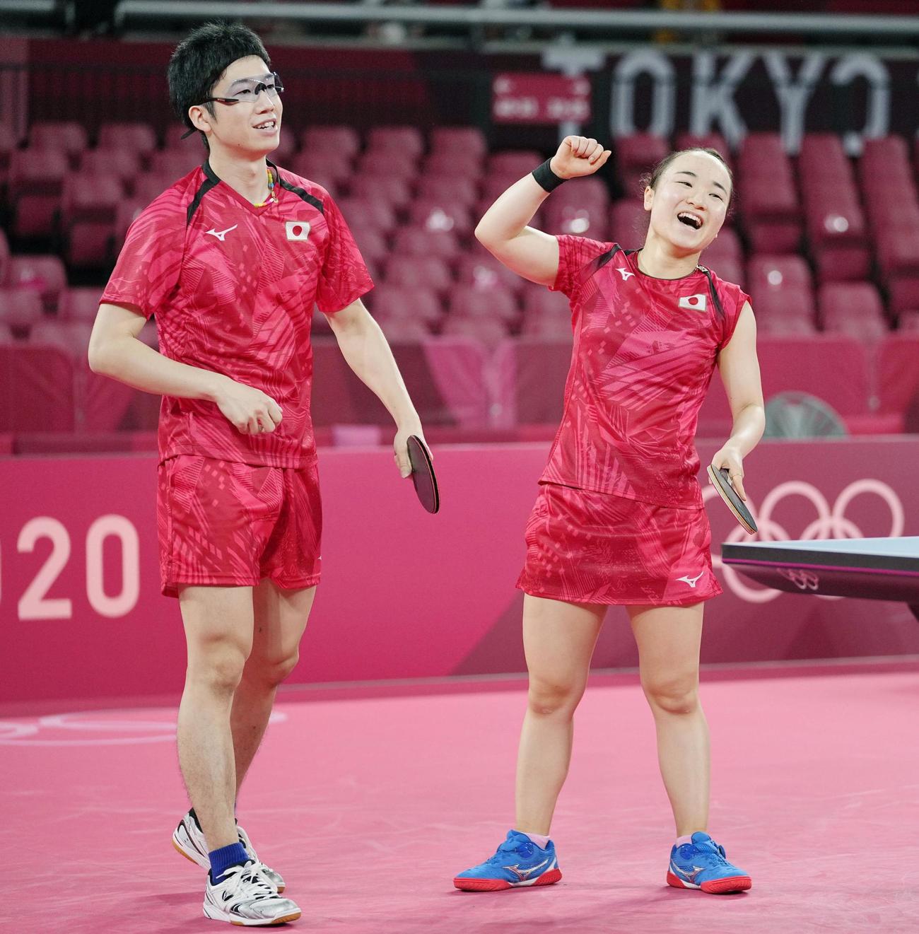 混合ダブルス1回戦を突破し、準々決勝進出を決めて喜ぶ水谷隼（左）、伊藤美誠組（共同）