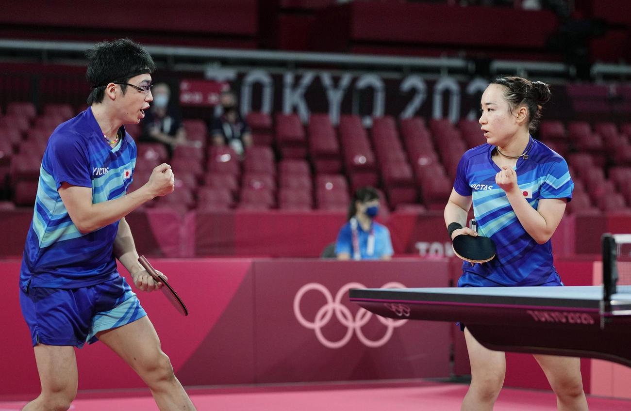卓球混合ダブルス準々決勝　ポイントを奪いガッツポーズする水谷隼（左）、伊藤美誠組（共同）