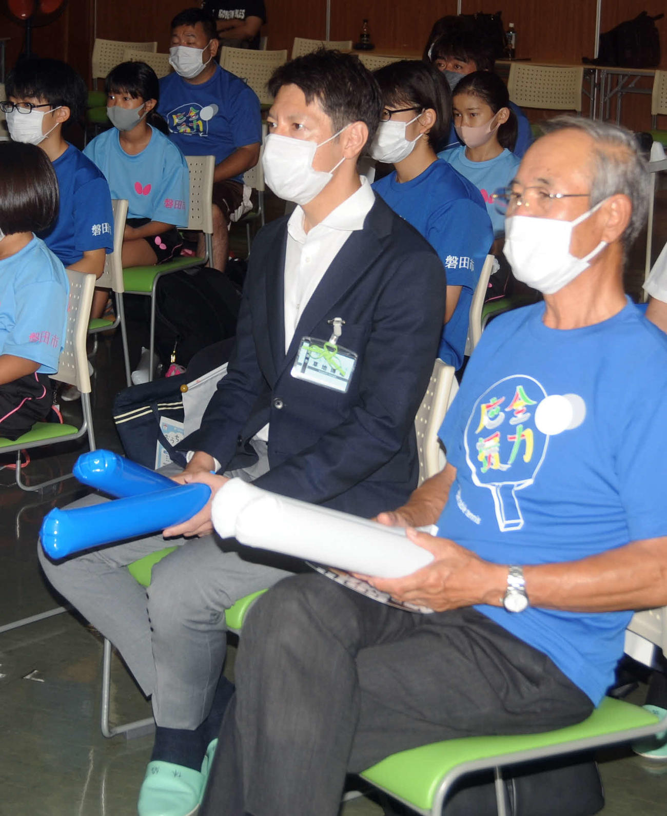 試合に見入る磐田市の草地市長