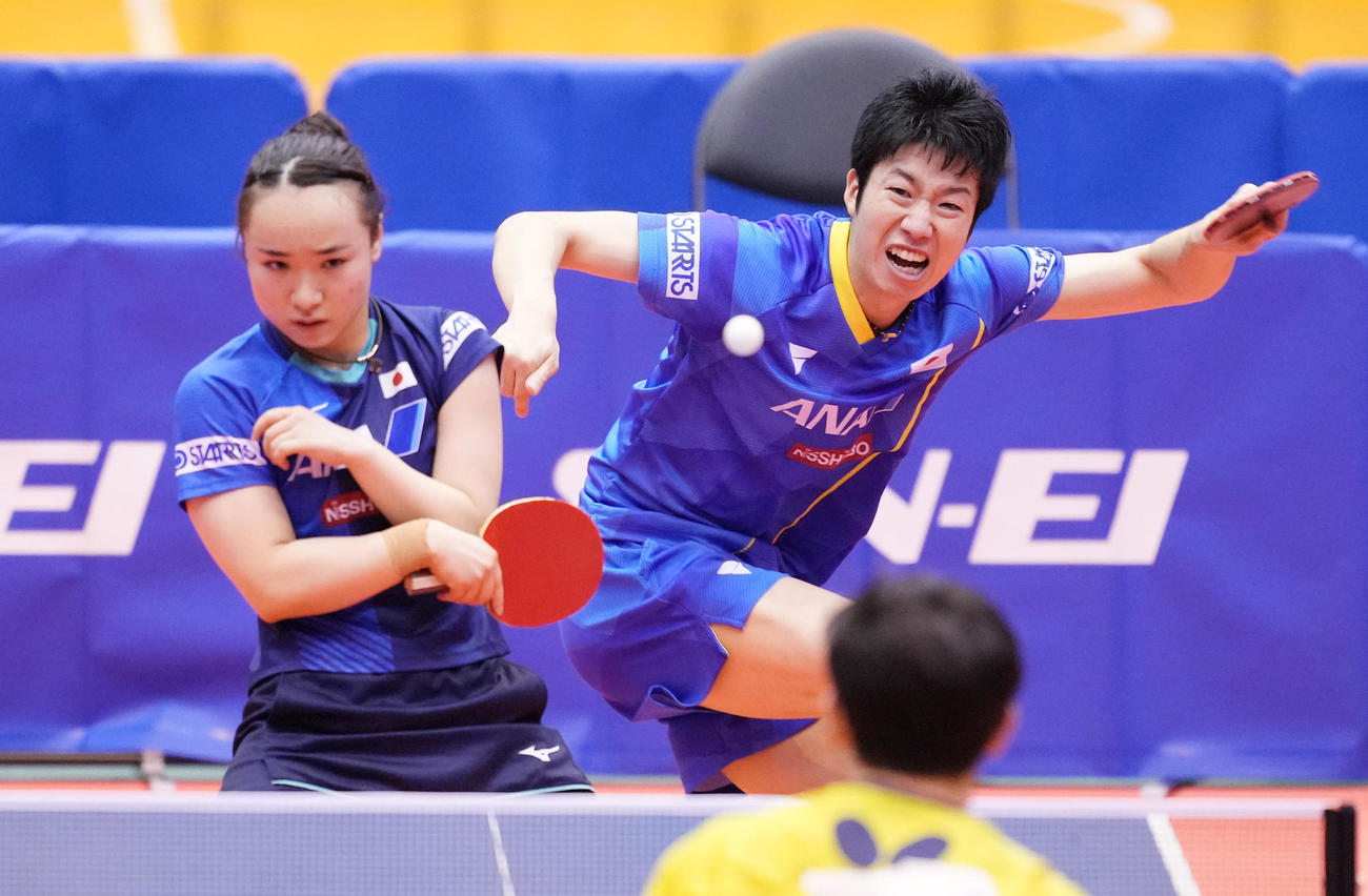伊藤美誠（左）と水谷隼（21年7月2日）