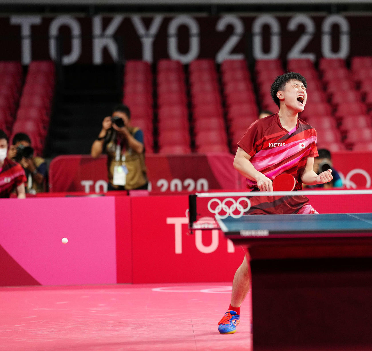 卓球男子シングルス3回戦の第4セット、林兆恒からポイントを奪い、雄たけびを上げる張本（撮影・江口和貴）