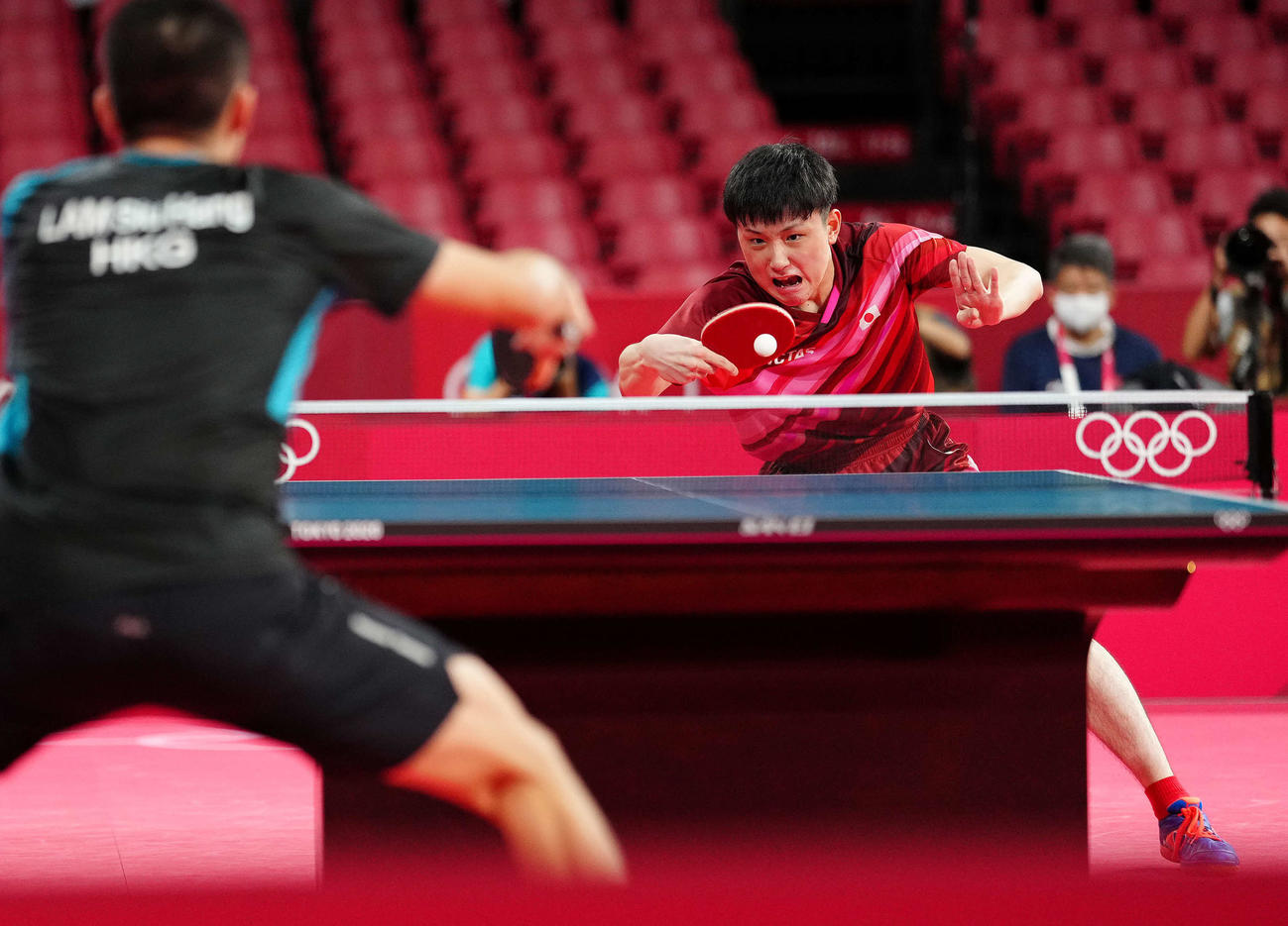 卓球男子シングルス3回戦で林兆恒（手前）に勝利した張本（撮影・江口和貴）